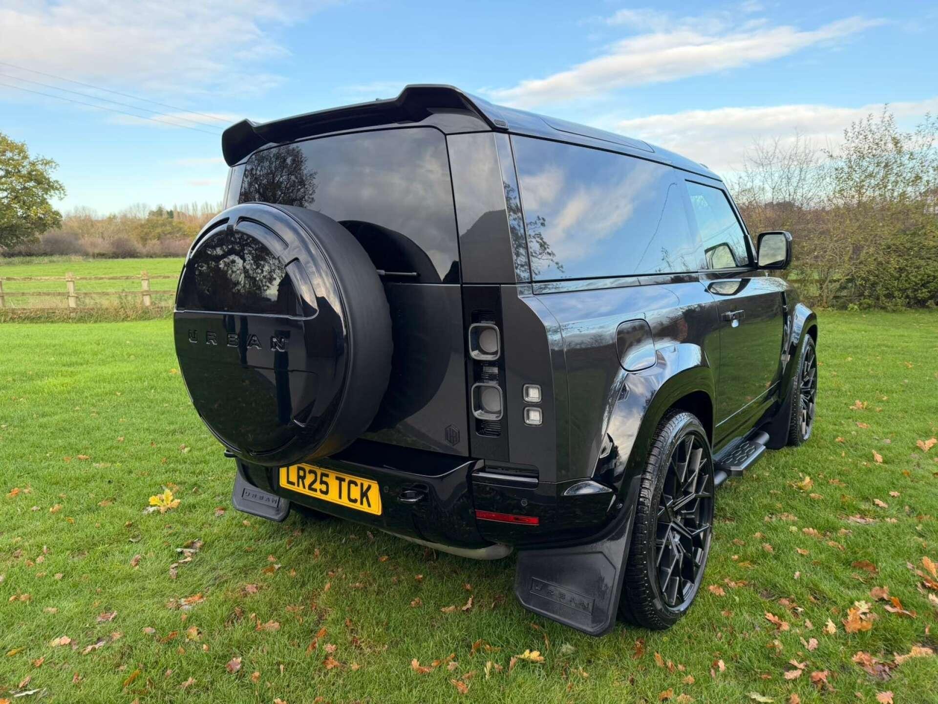 Land Rover Defender 90 view 5