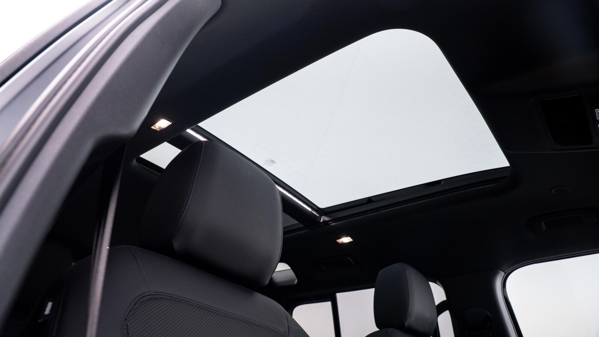 Land Rover Defender 110 view 9