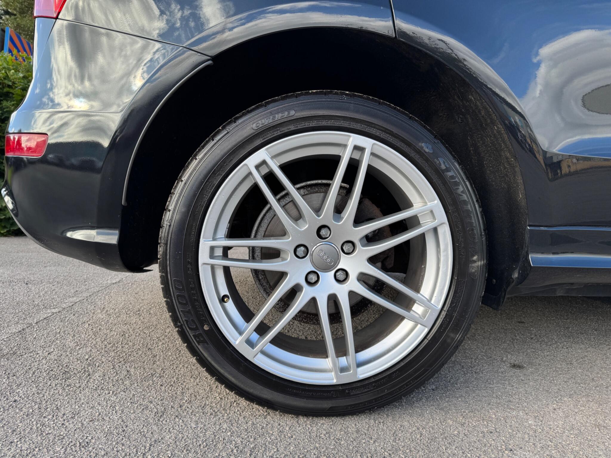 Audi Q5 view 11