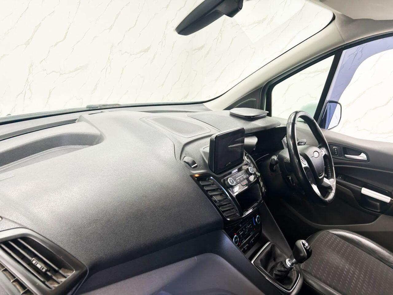 Ford Transit Connect view 18