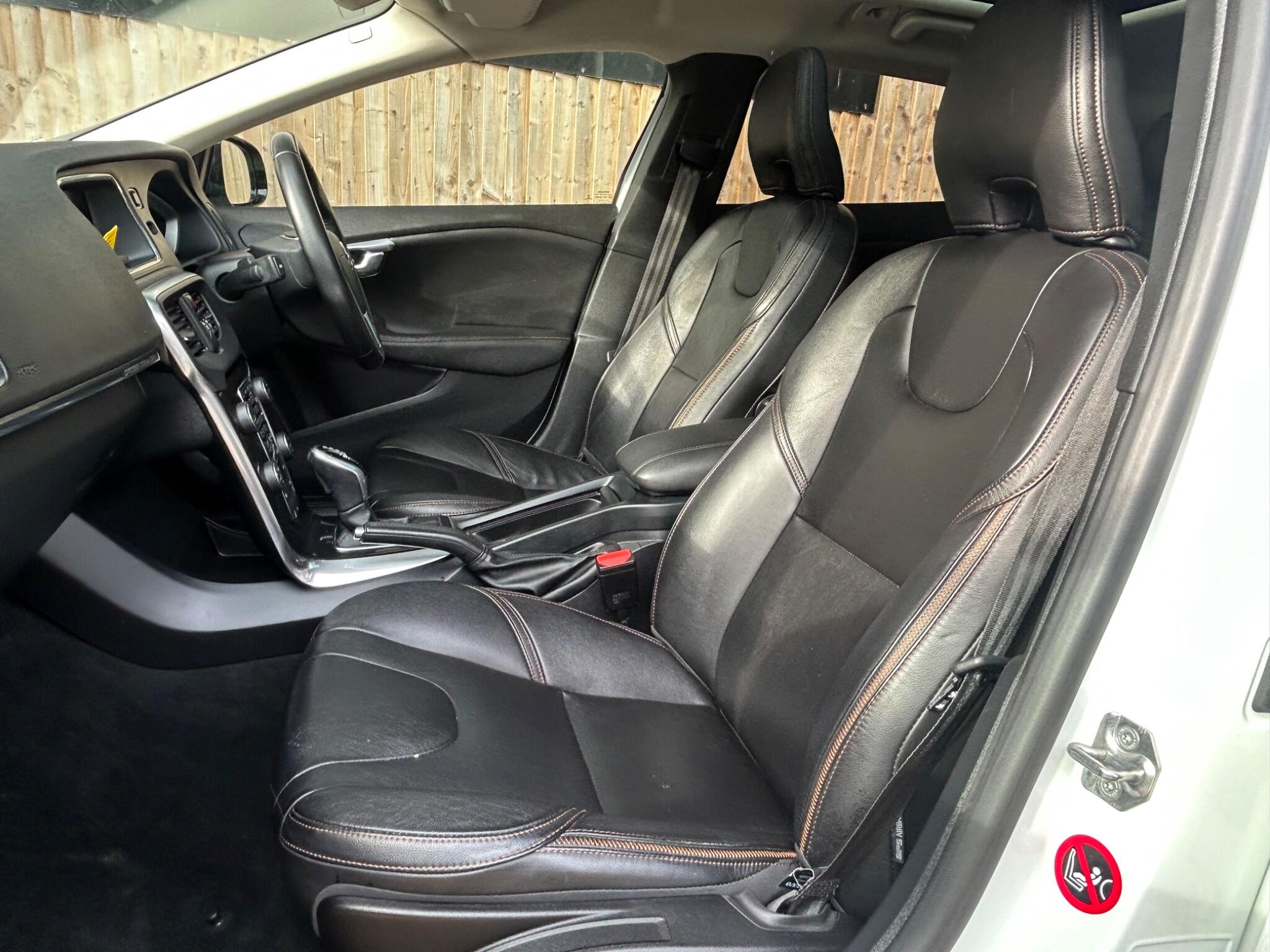 Volvo V40 Cross Country view 36