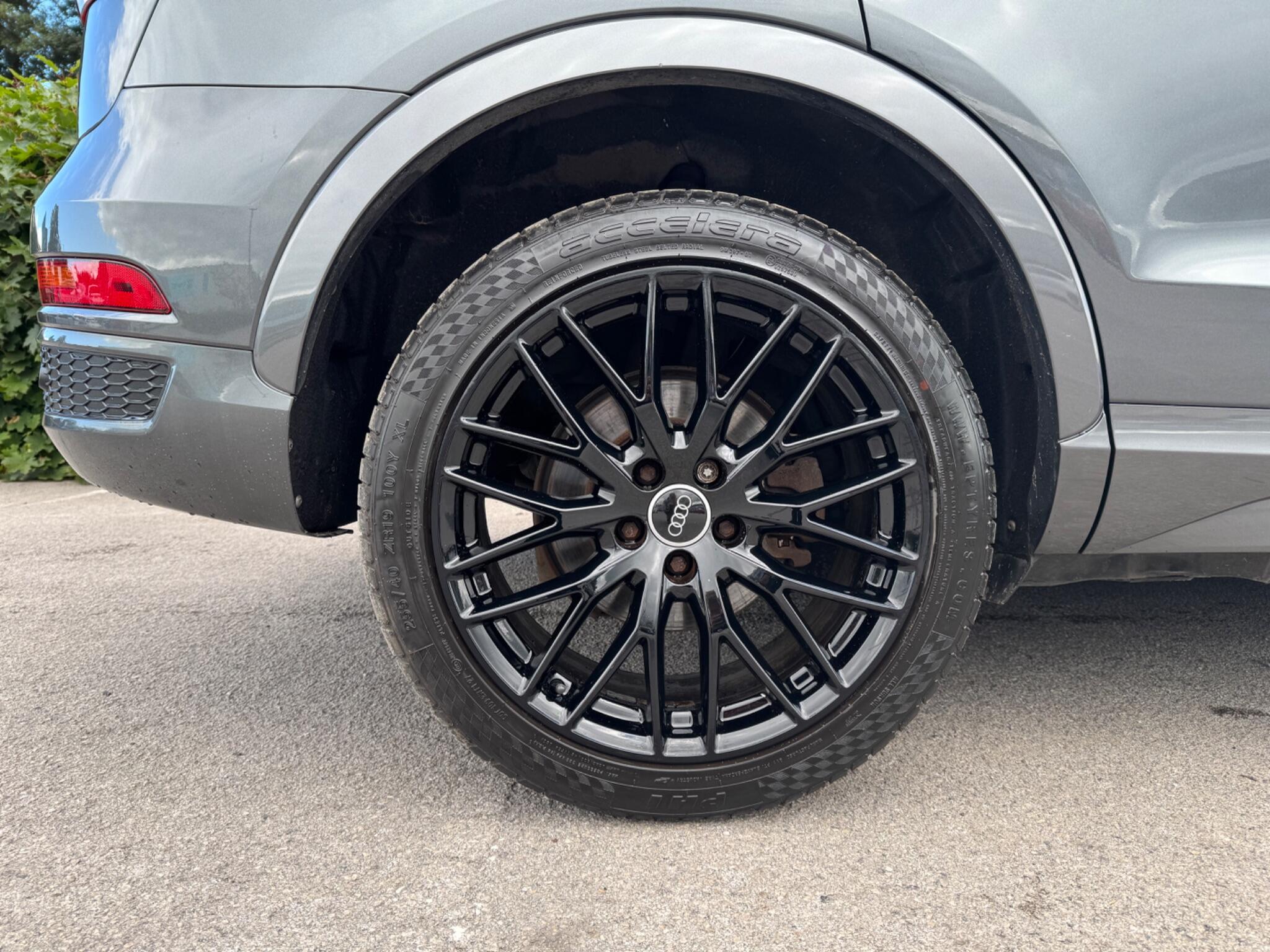 Audi Q3 view 5
