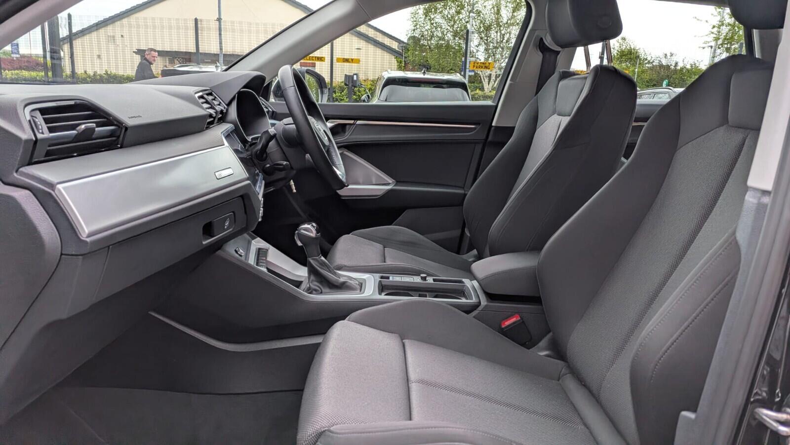 Audi Q3 view 20