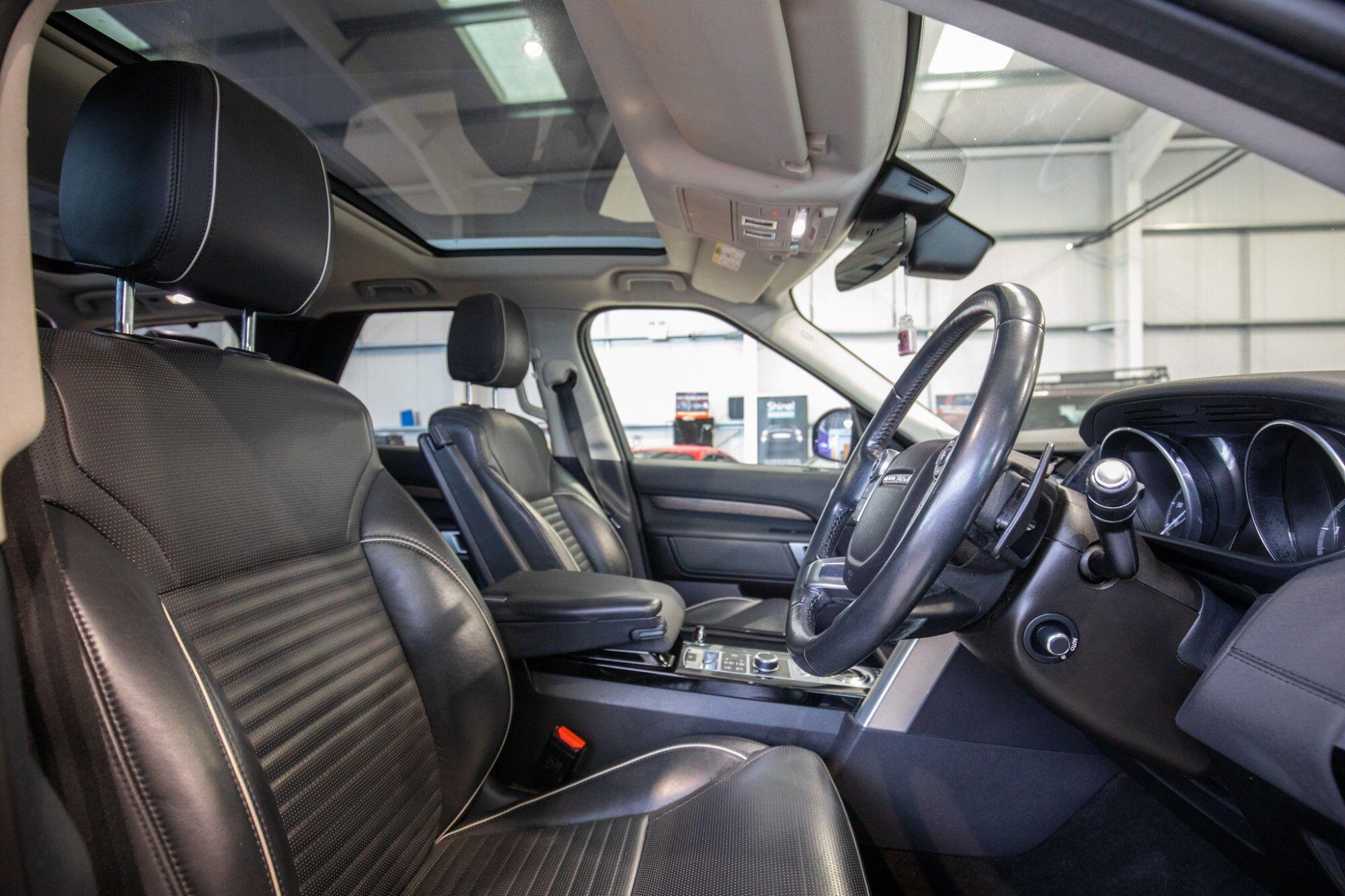 Land Rover Discovery view 3