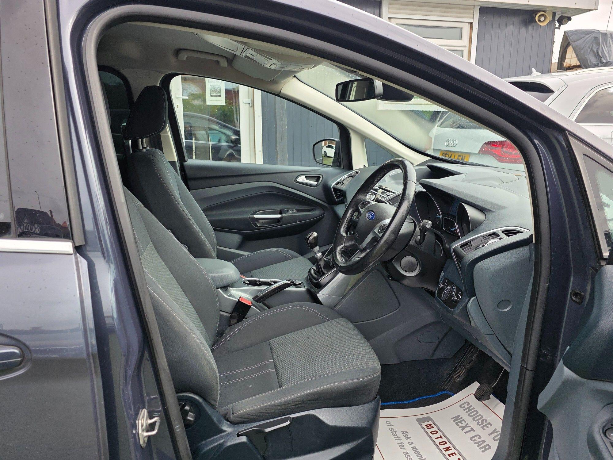 Ford Grand C-Max view 16