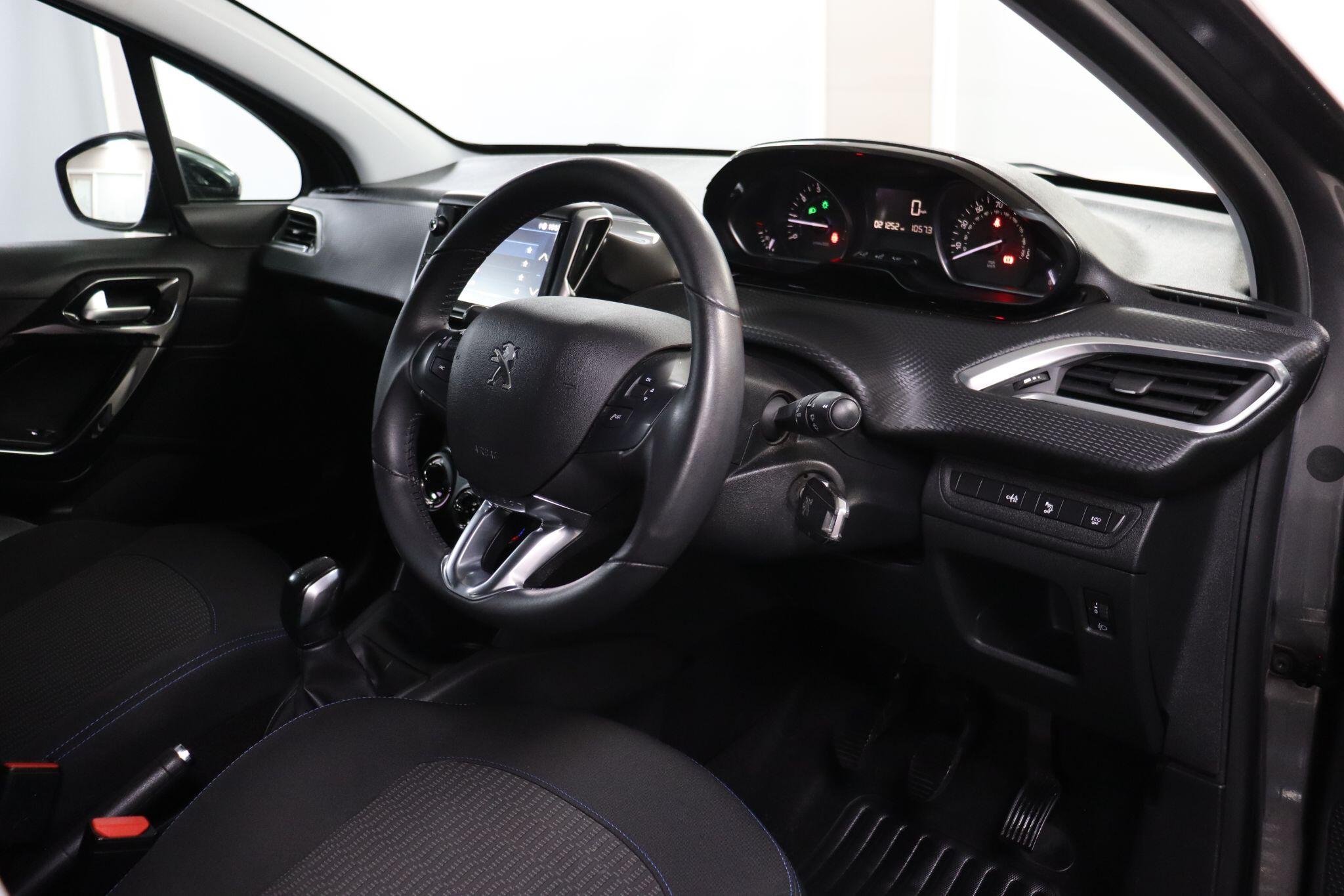Peugeot 208 view 5