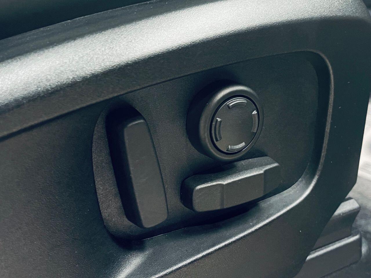 Land Rover Defender 90 view 33