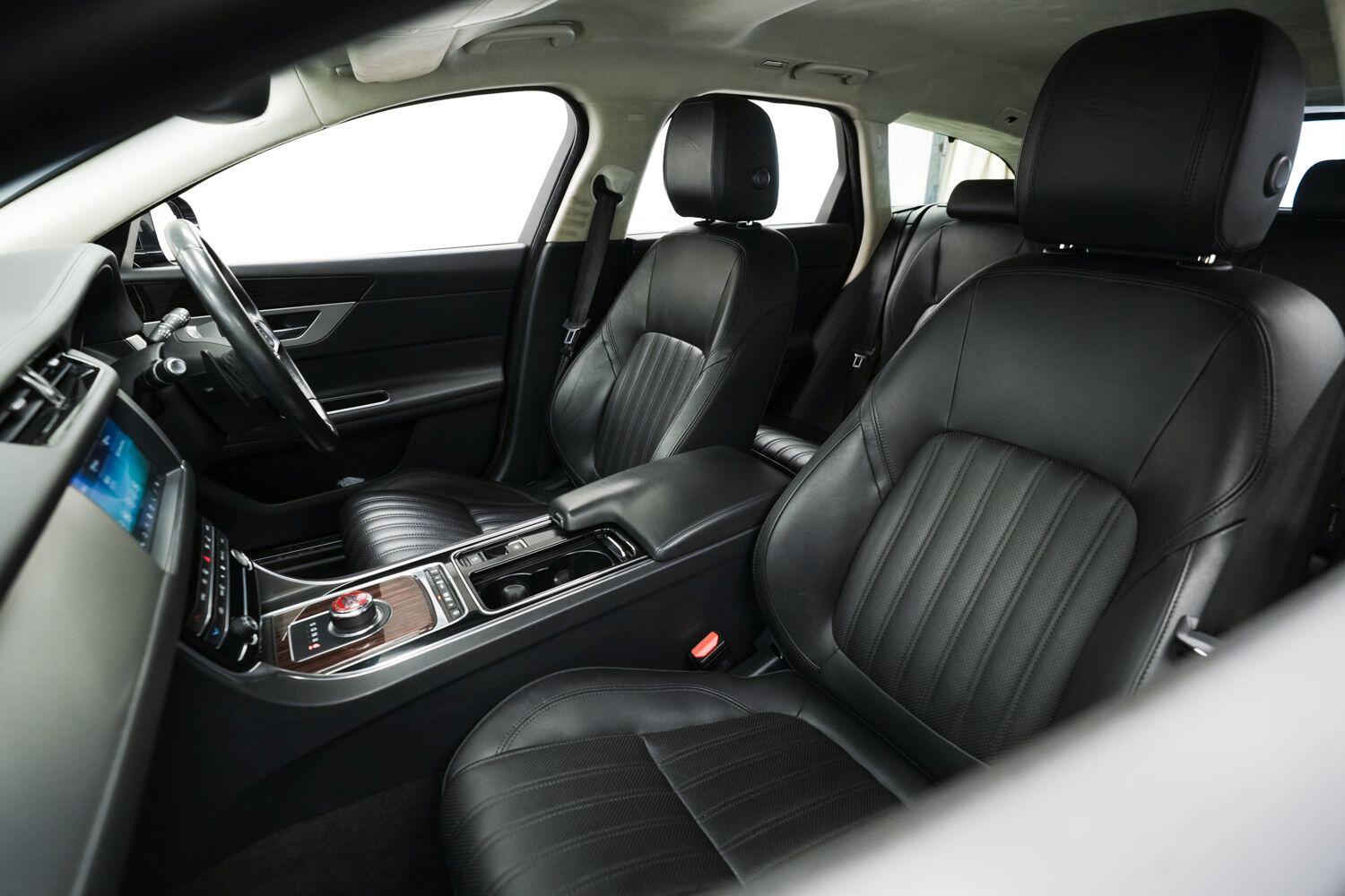 Jaguar XF view 29
