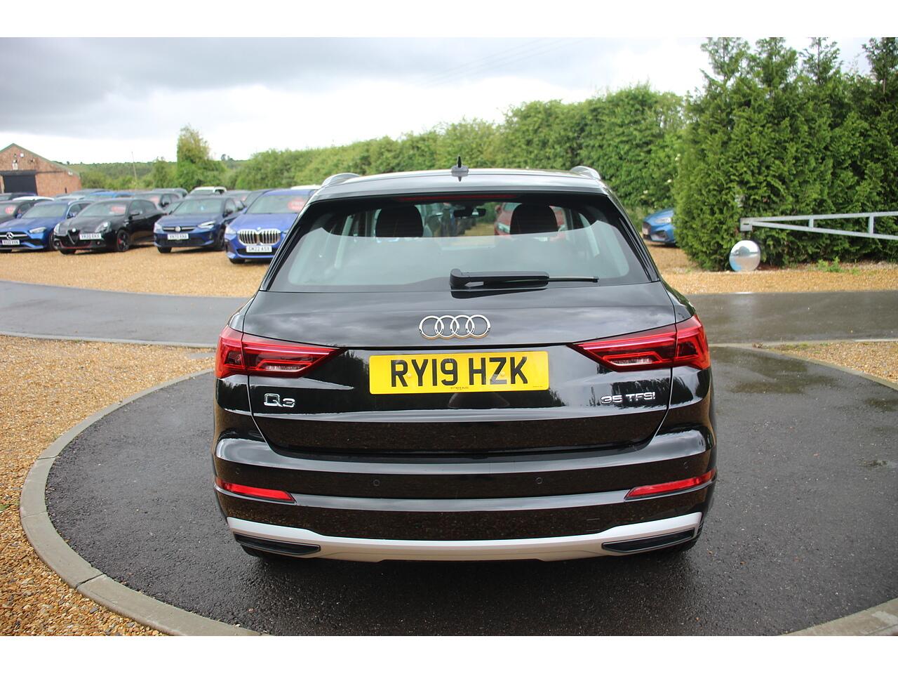Audi Q3 view 10