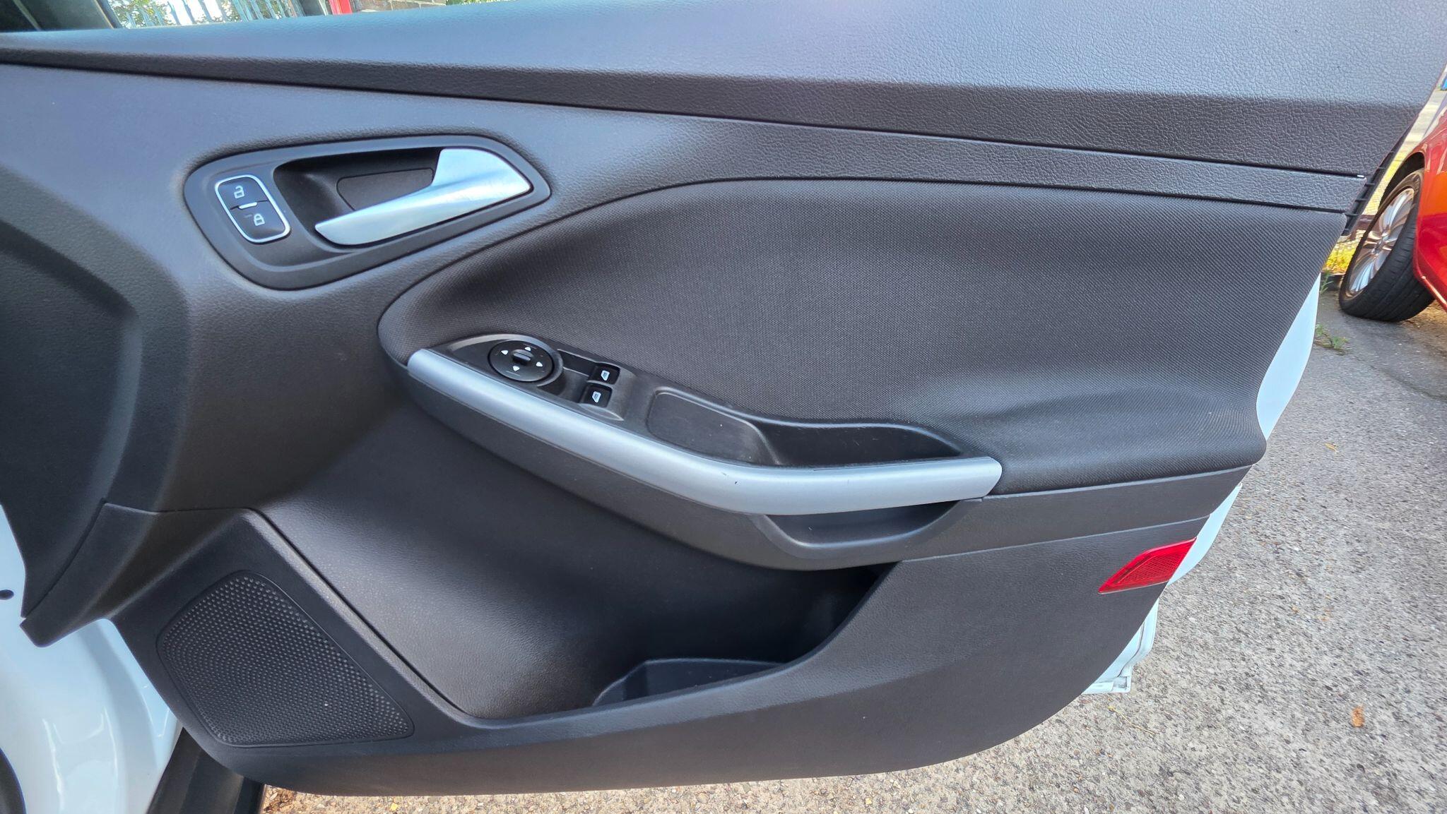 Ford Focus view 33