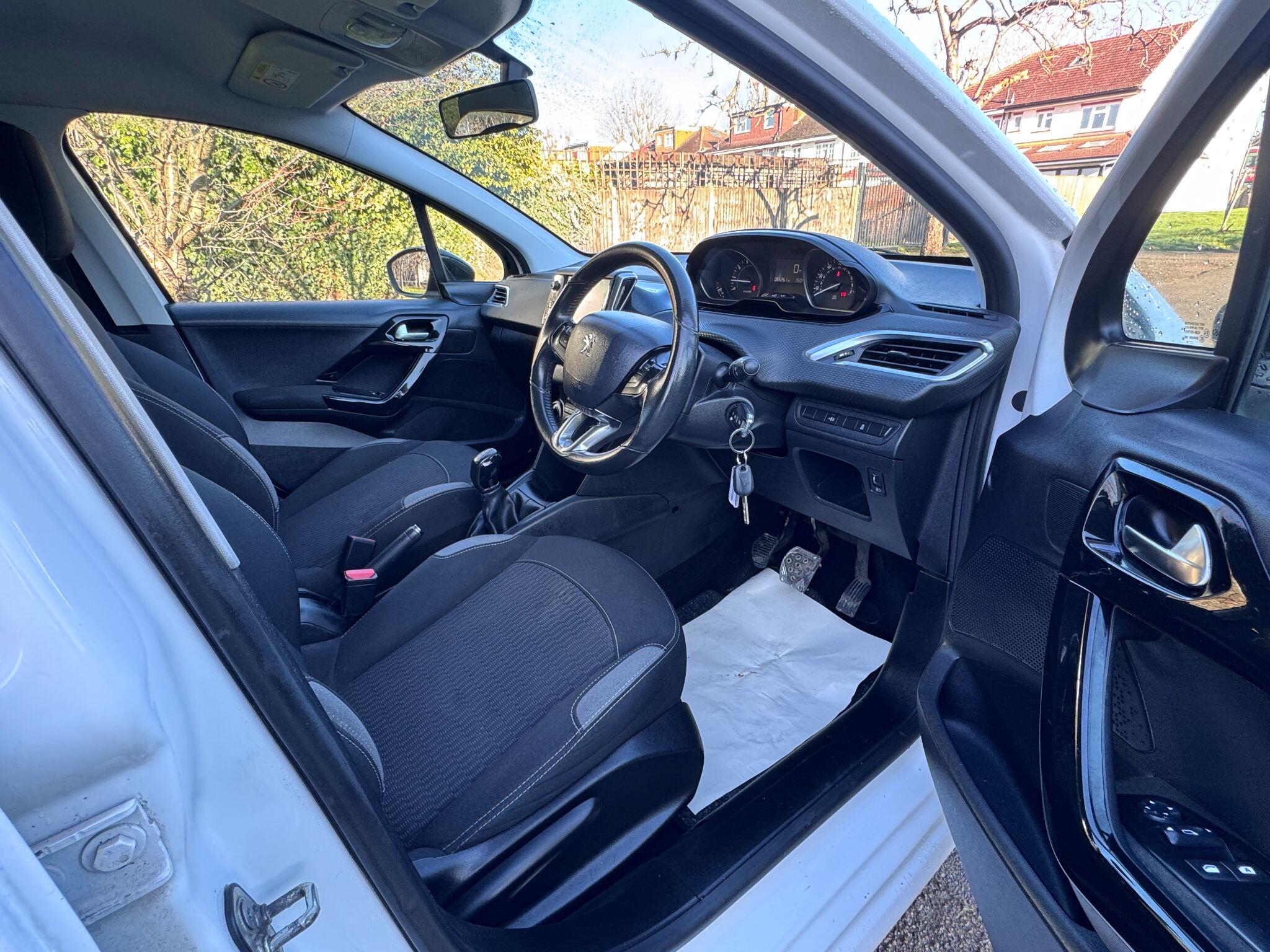 2016 Peugeot 208 image 14