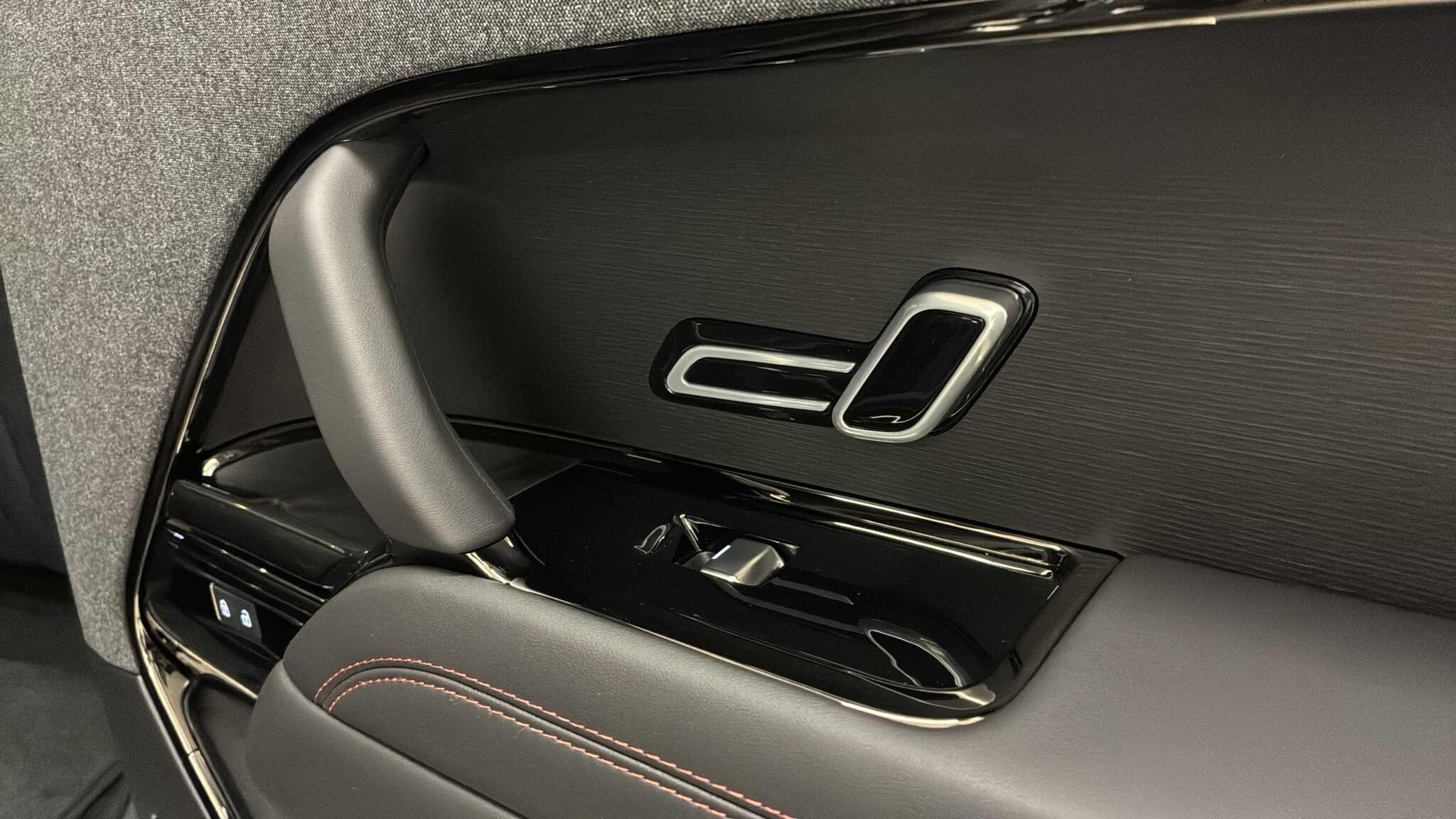 Land Rover Range Rover Sport view 32
