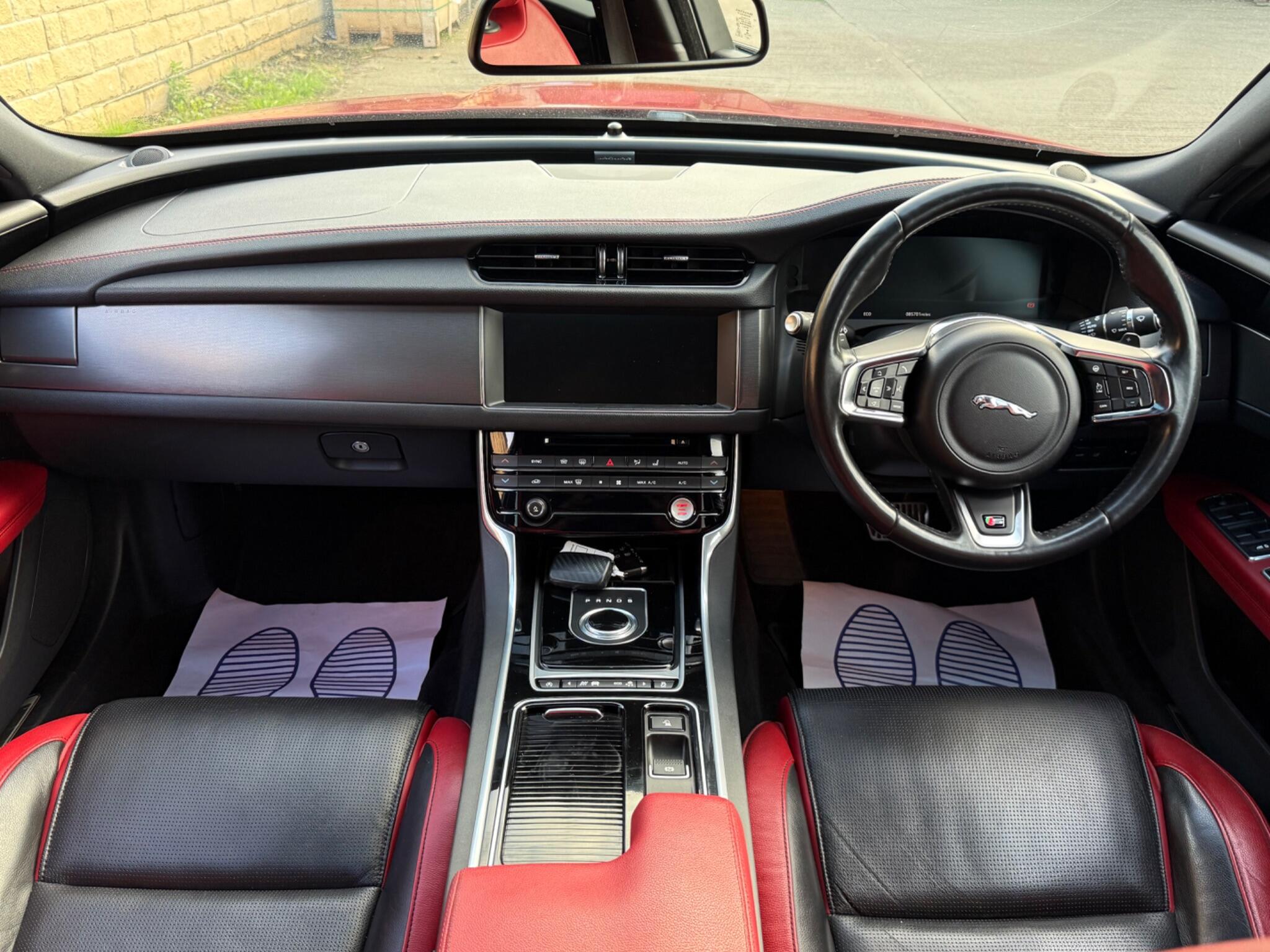 Jaguar XF view 24