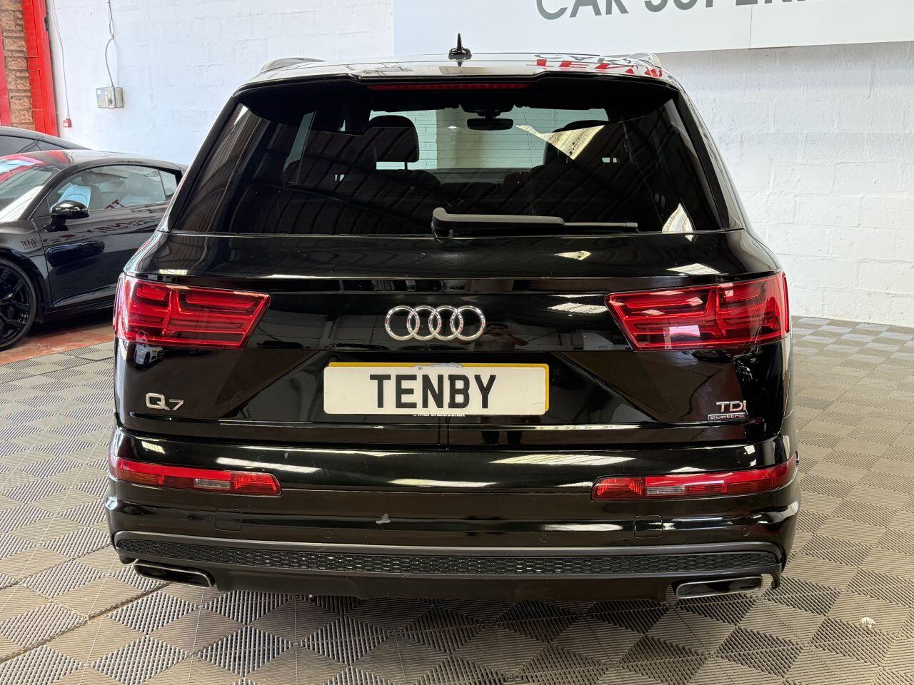 Audi Q7 view 8