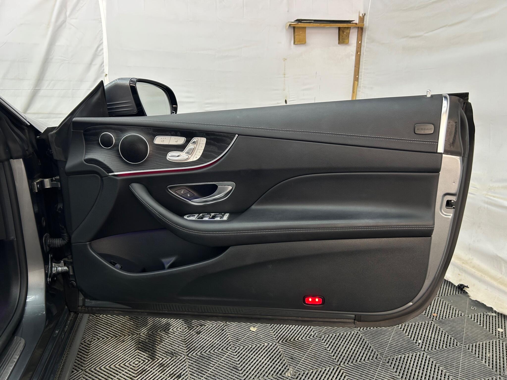 Mercedes-Benz E Class view 34