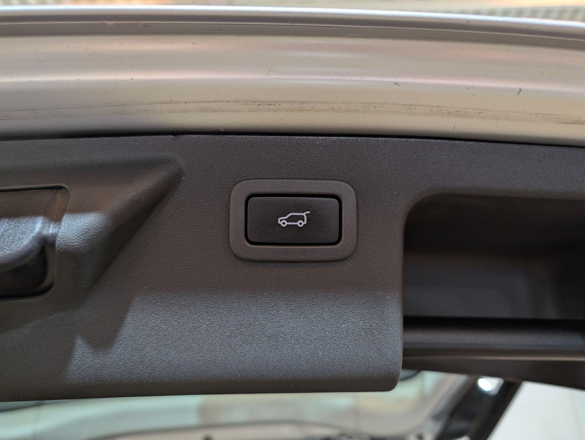 Land Rover Discovery Sport view 50