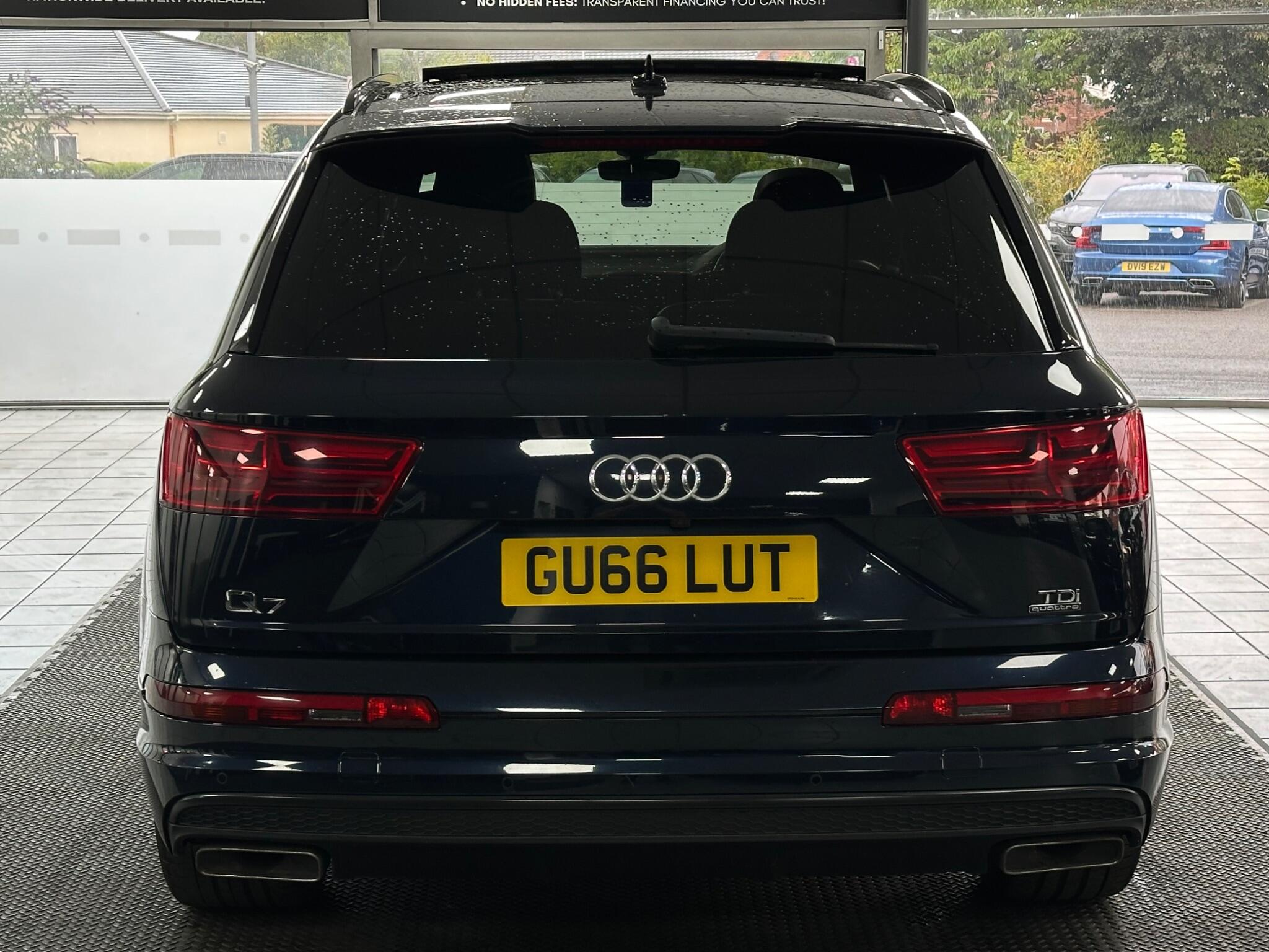 Audi Q7 view 13
