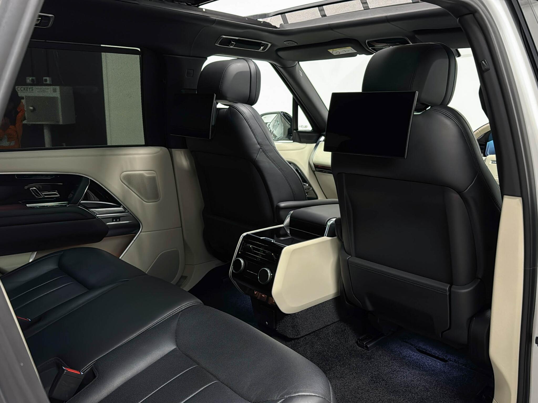 Land Rover Range Rover view 16
