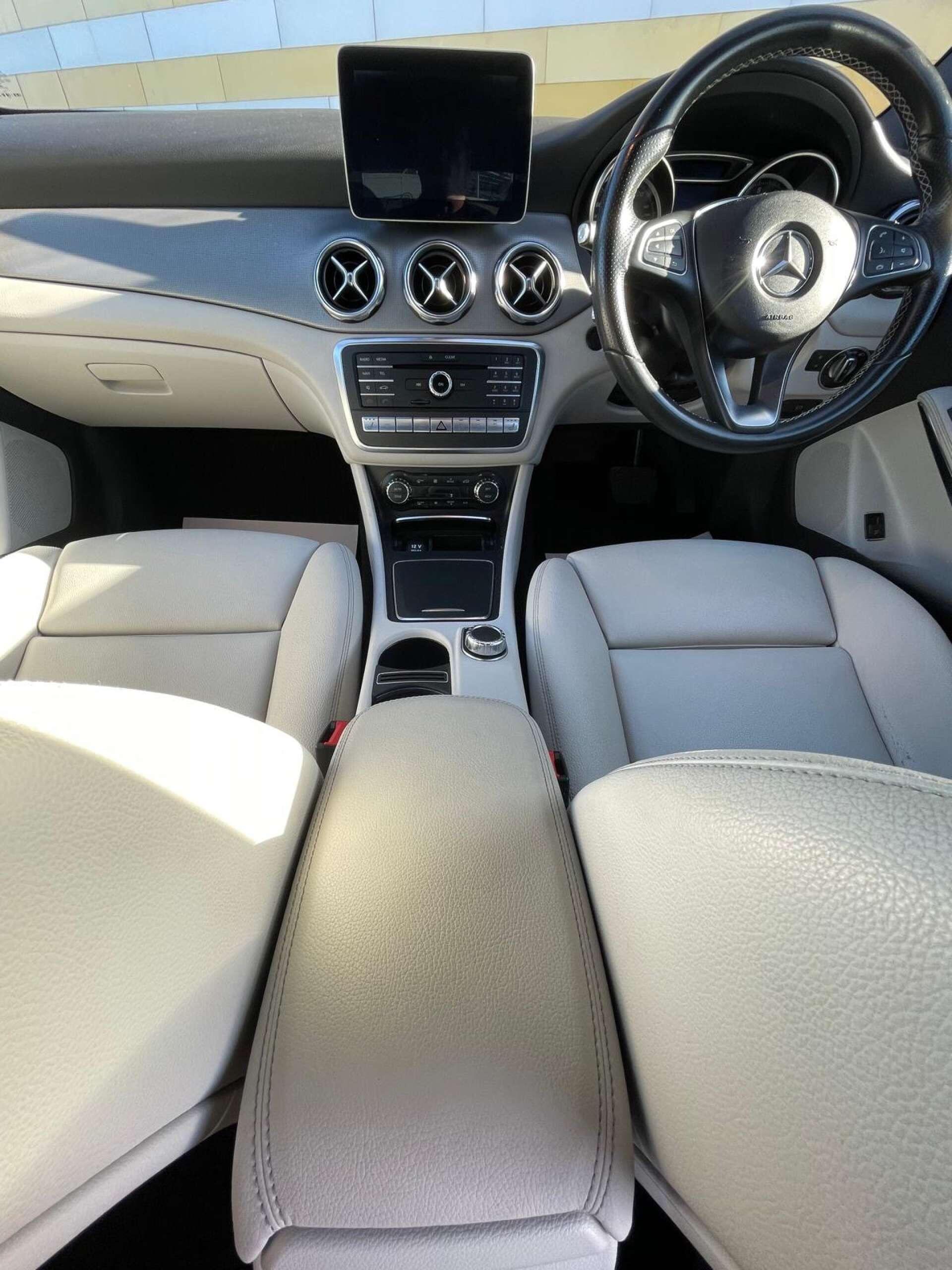 Mercedes-Benz Gla view 10