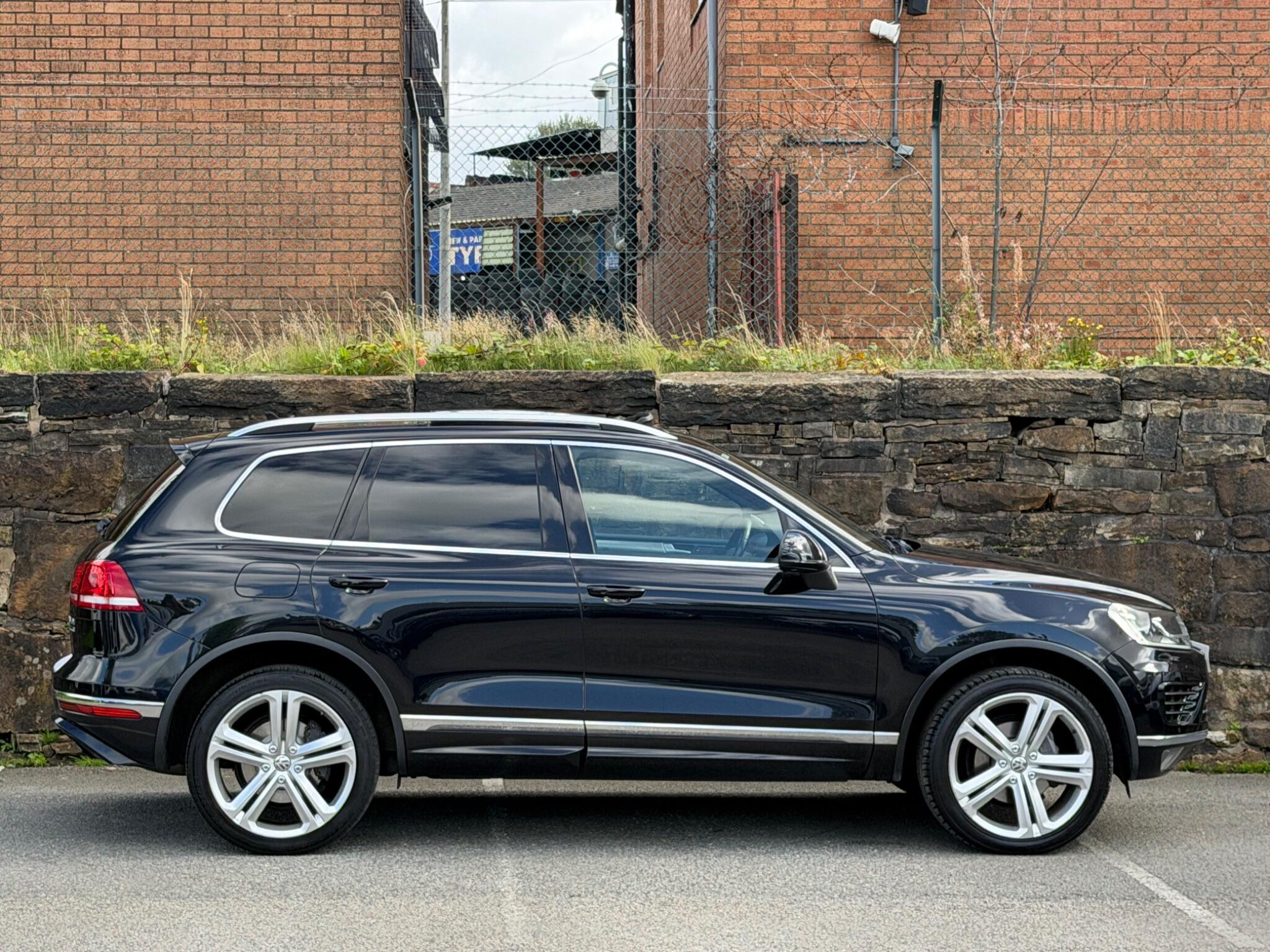 Volkswagen Touareg view 8
