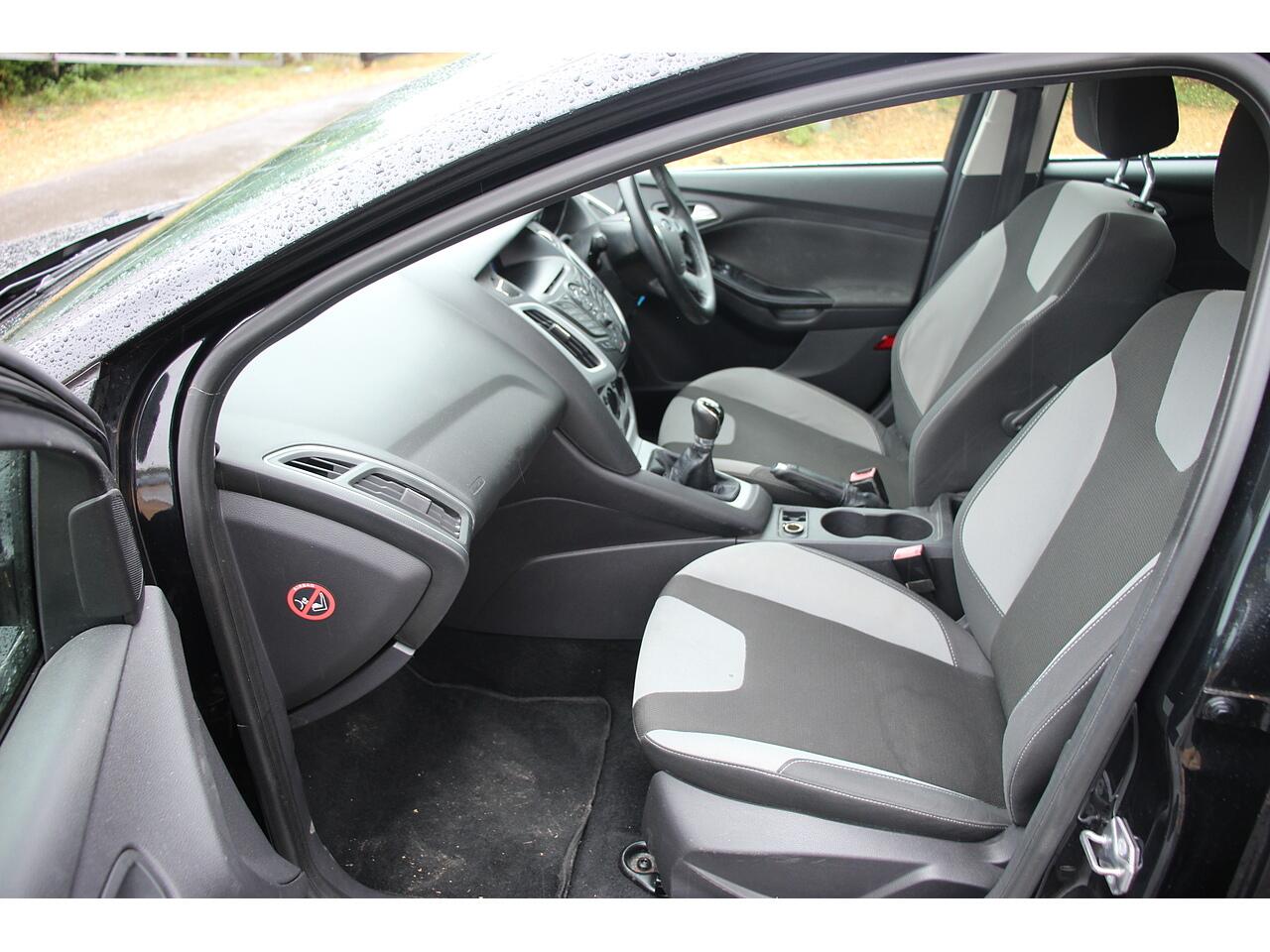 Ford Focus view 12