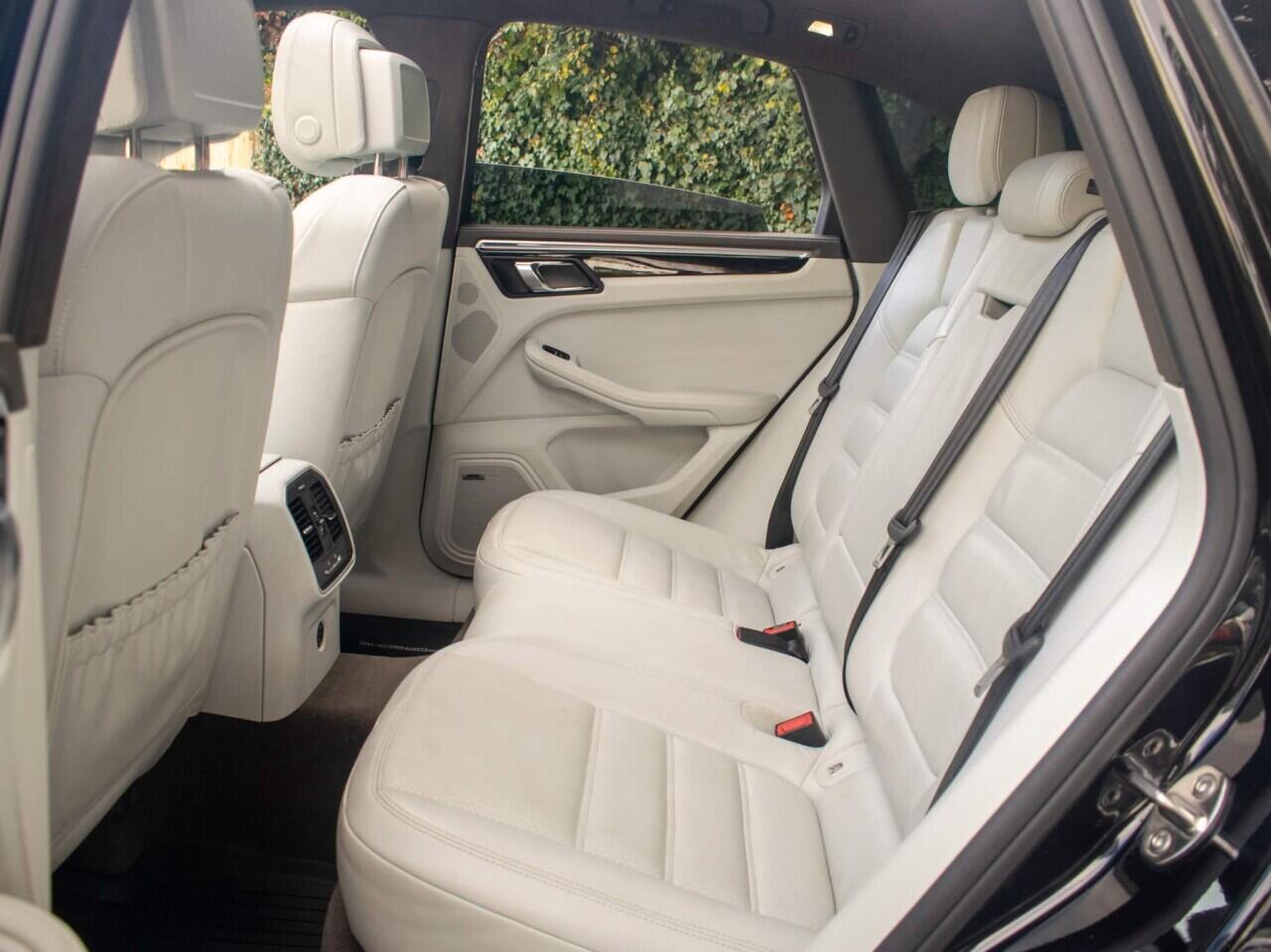 Porsche Macan view 6