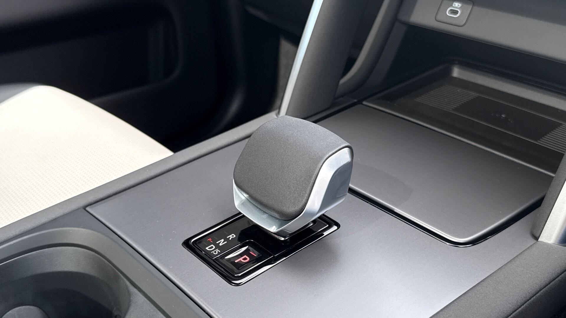 Land Rover Discovery Sport view 14