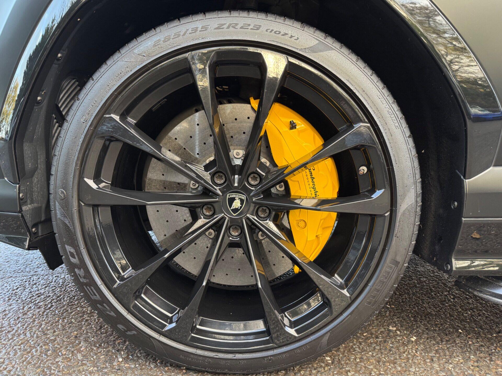 Lamborghini Urus view 79