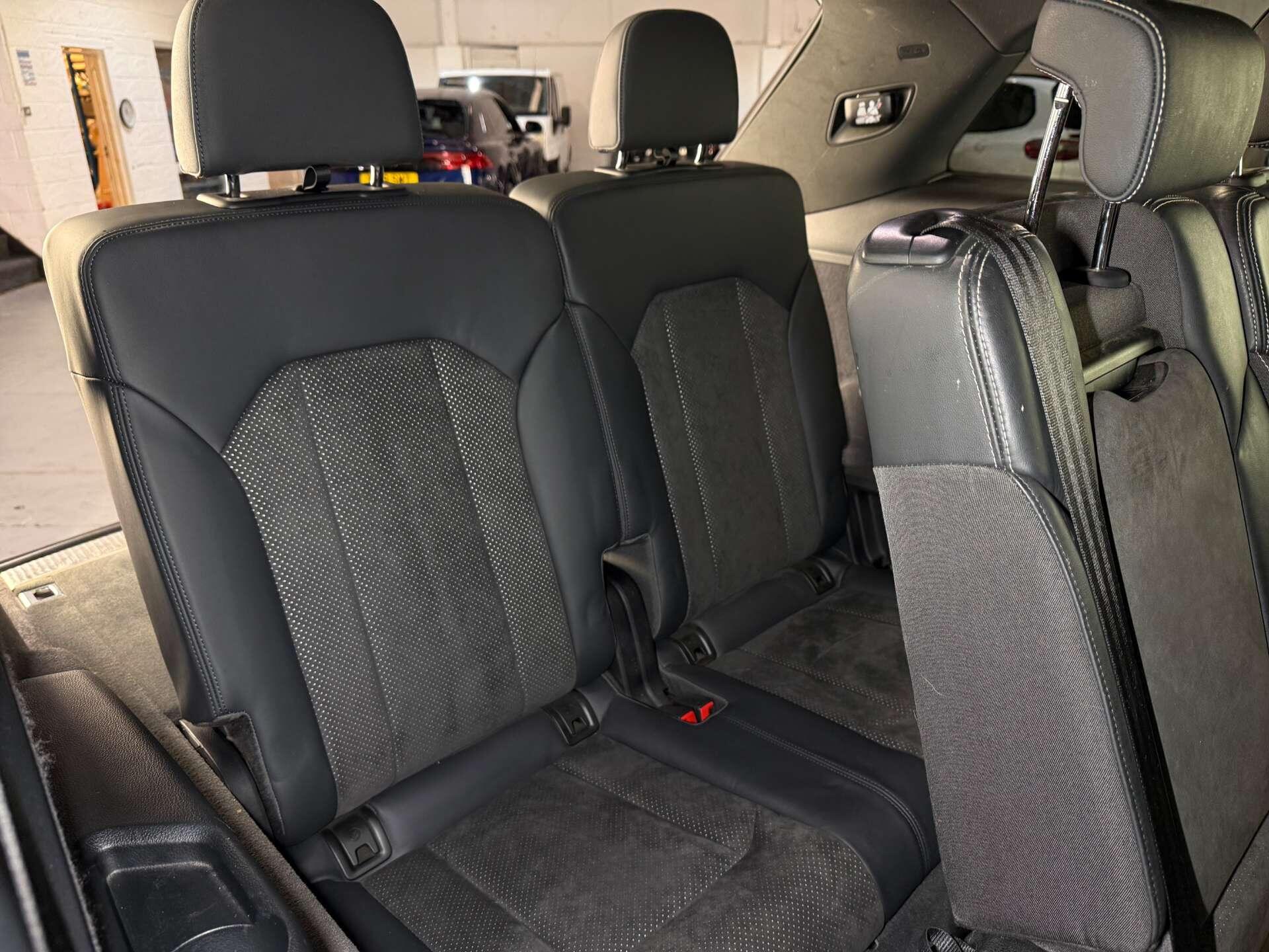 Audi Q7 view 12