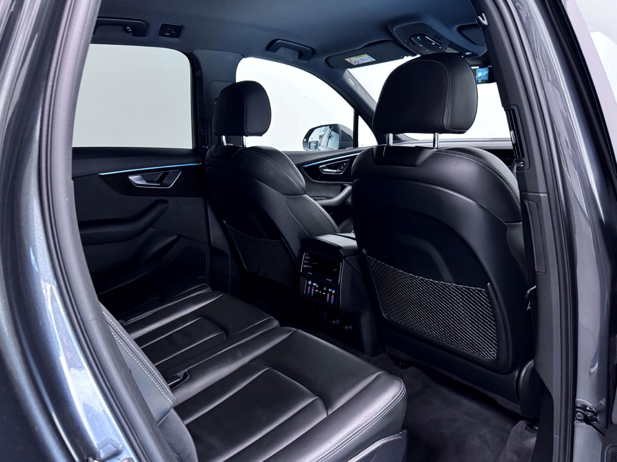 Audi Q7 view 12