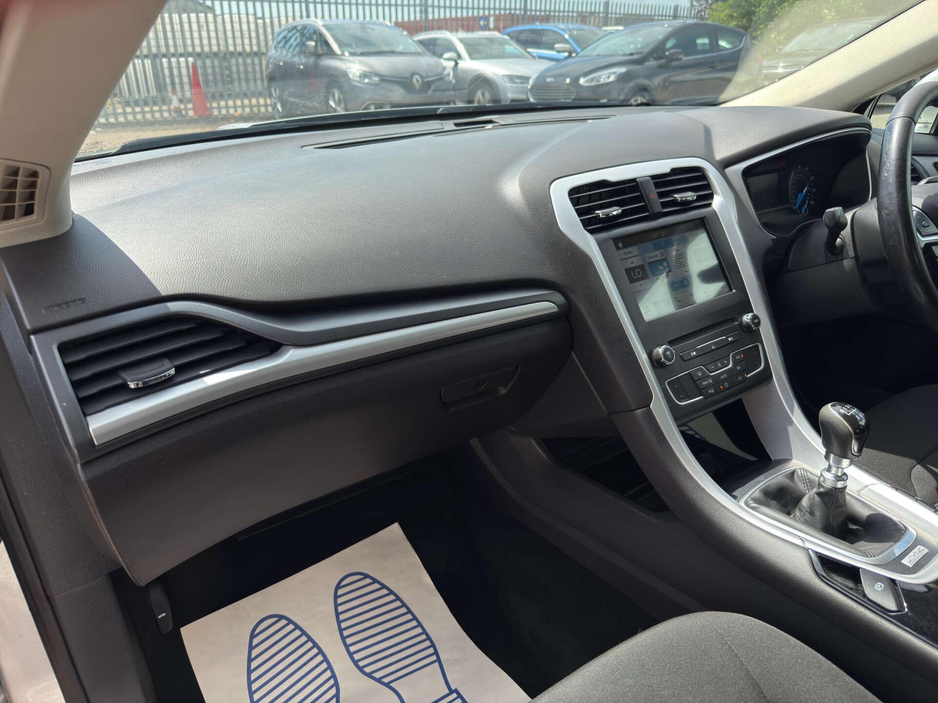 Ford Mondeo view 32