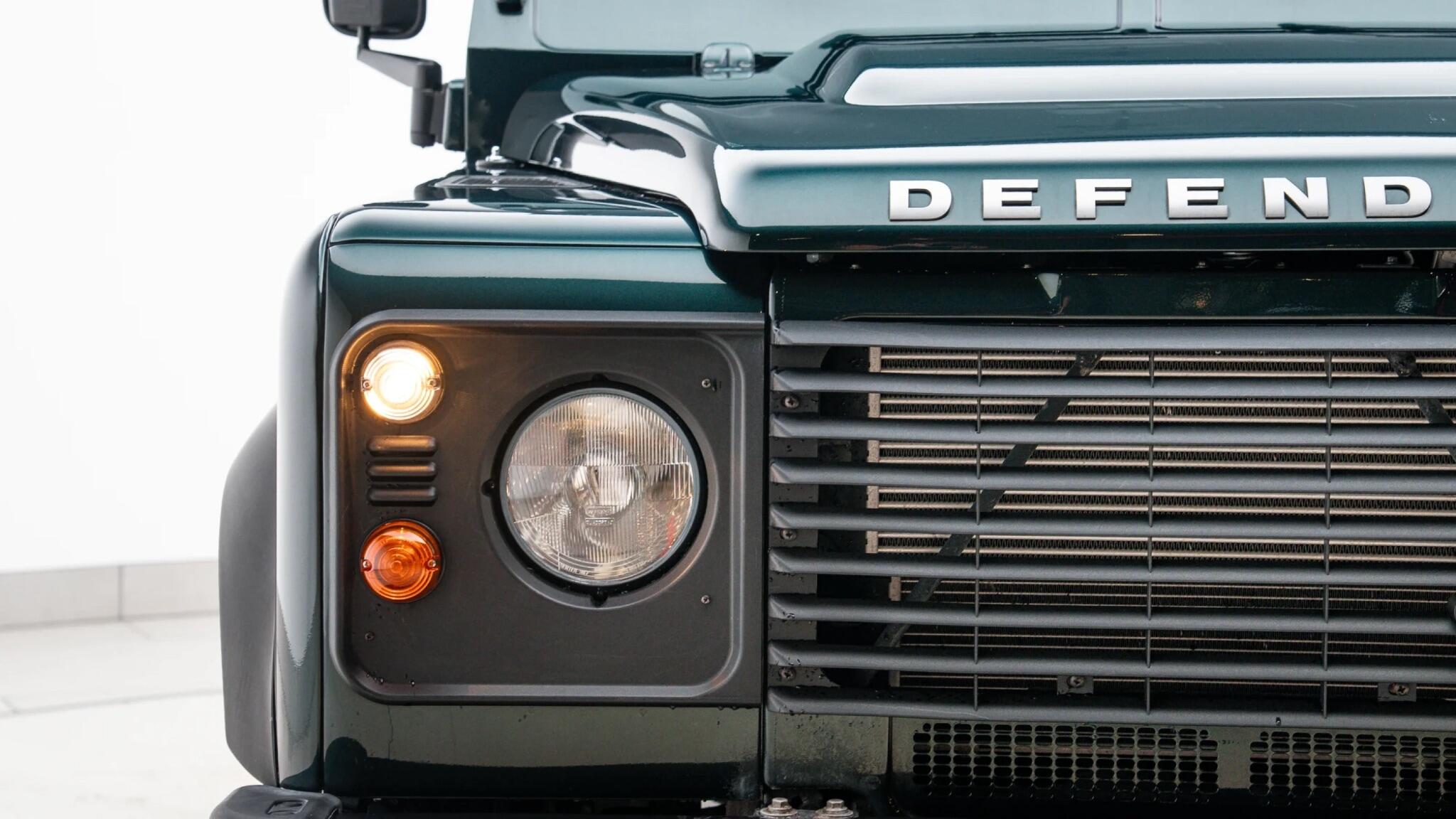 Land Rover Defender 90 view 20