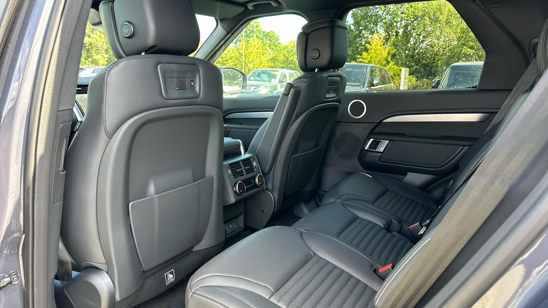 Land Rover Discovery view 28