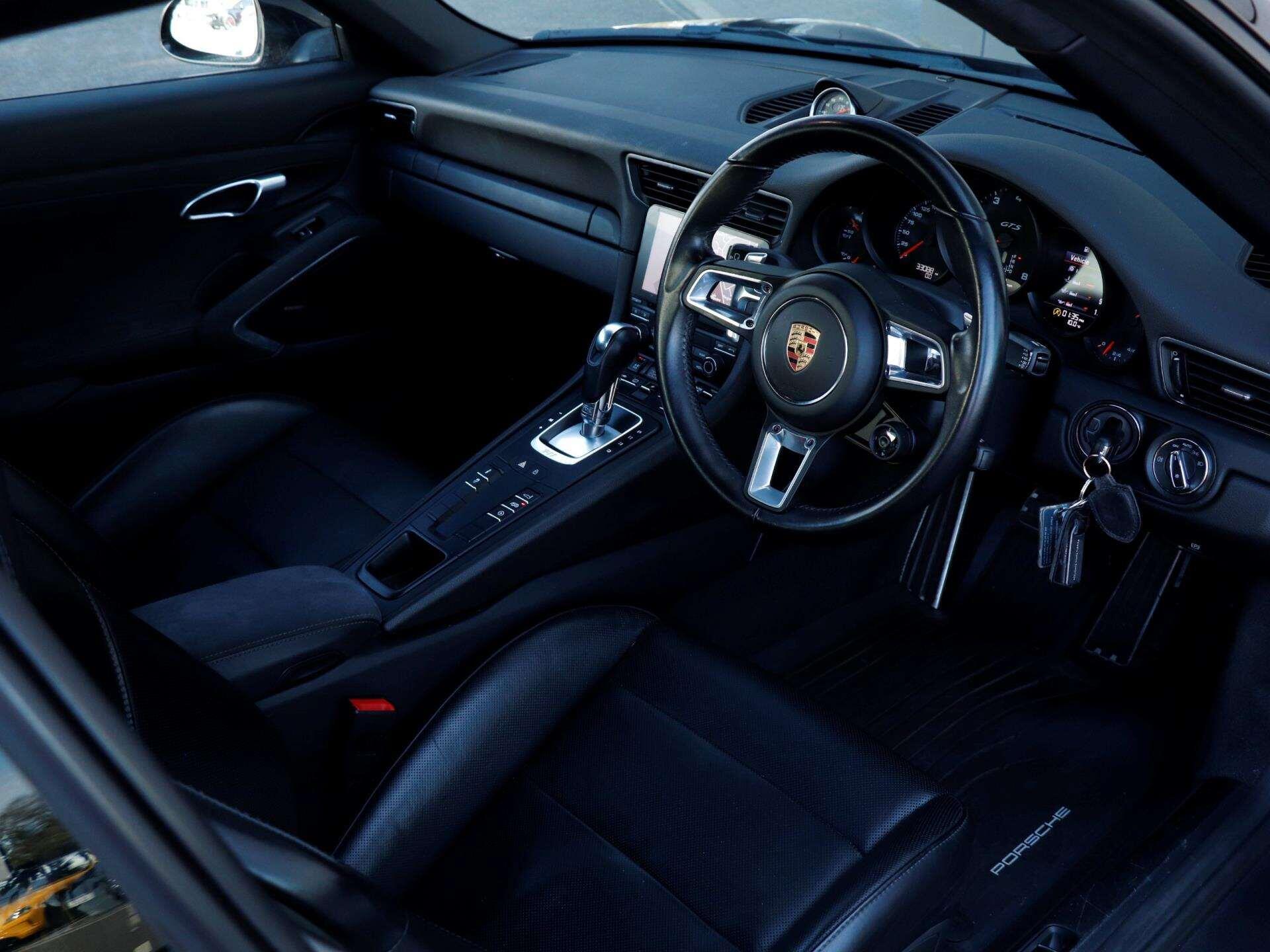 Porsche 911 view 10