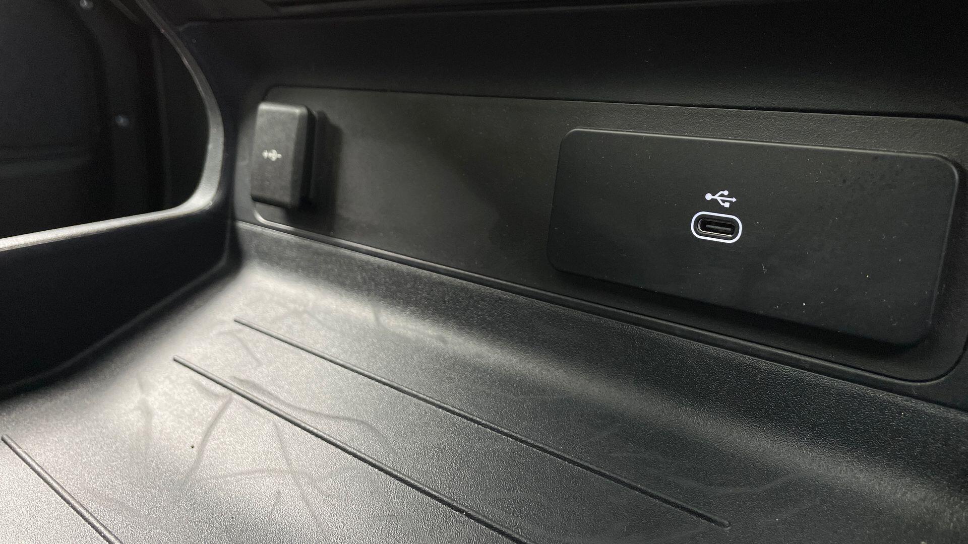 Land Rover Defender view 43