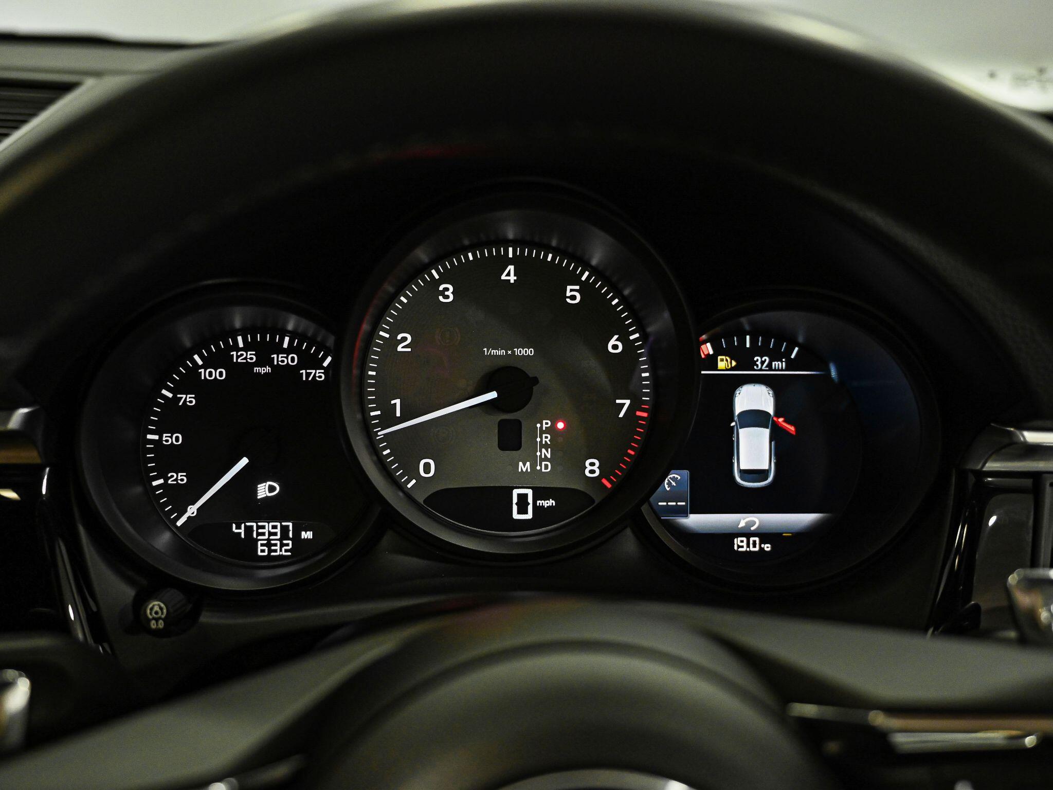 Porsche Macan view 8