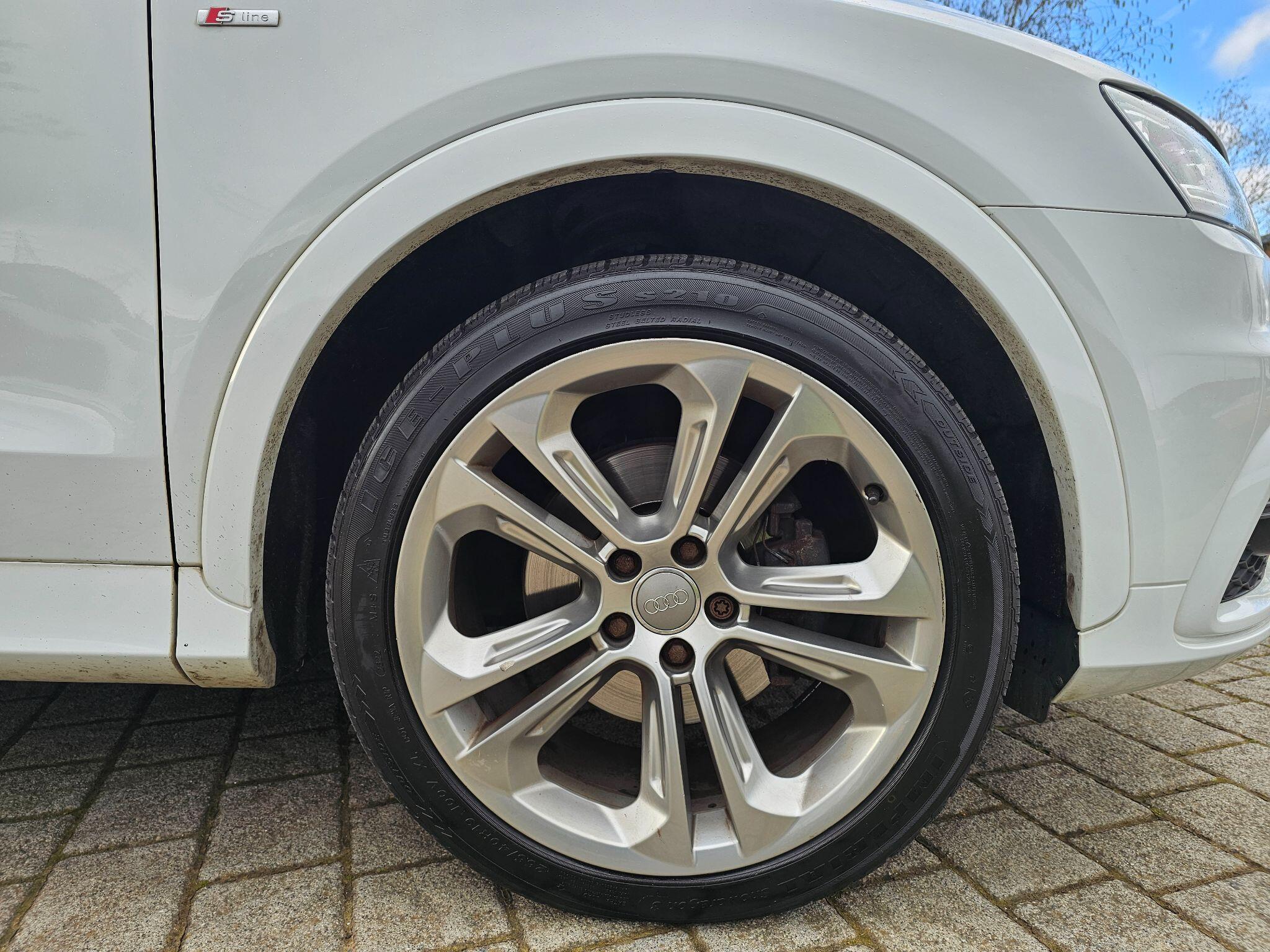 Audi Q3 view 11