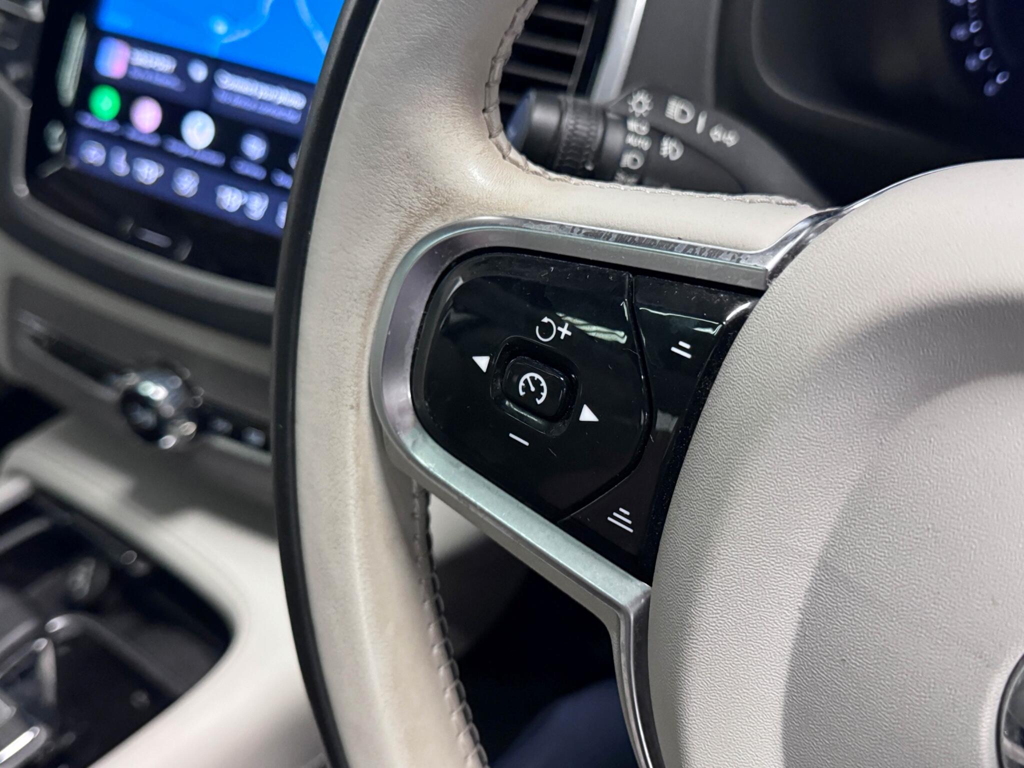 Volvo XC90 view 11