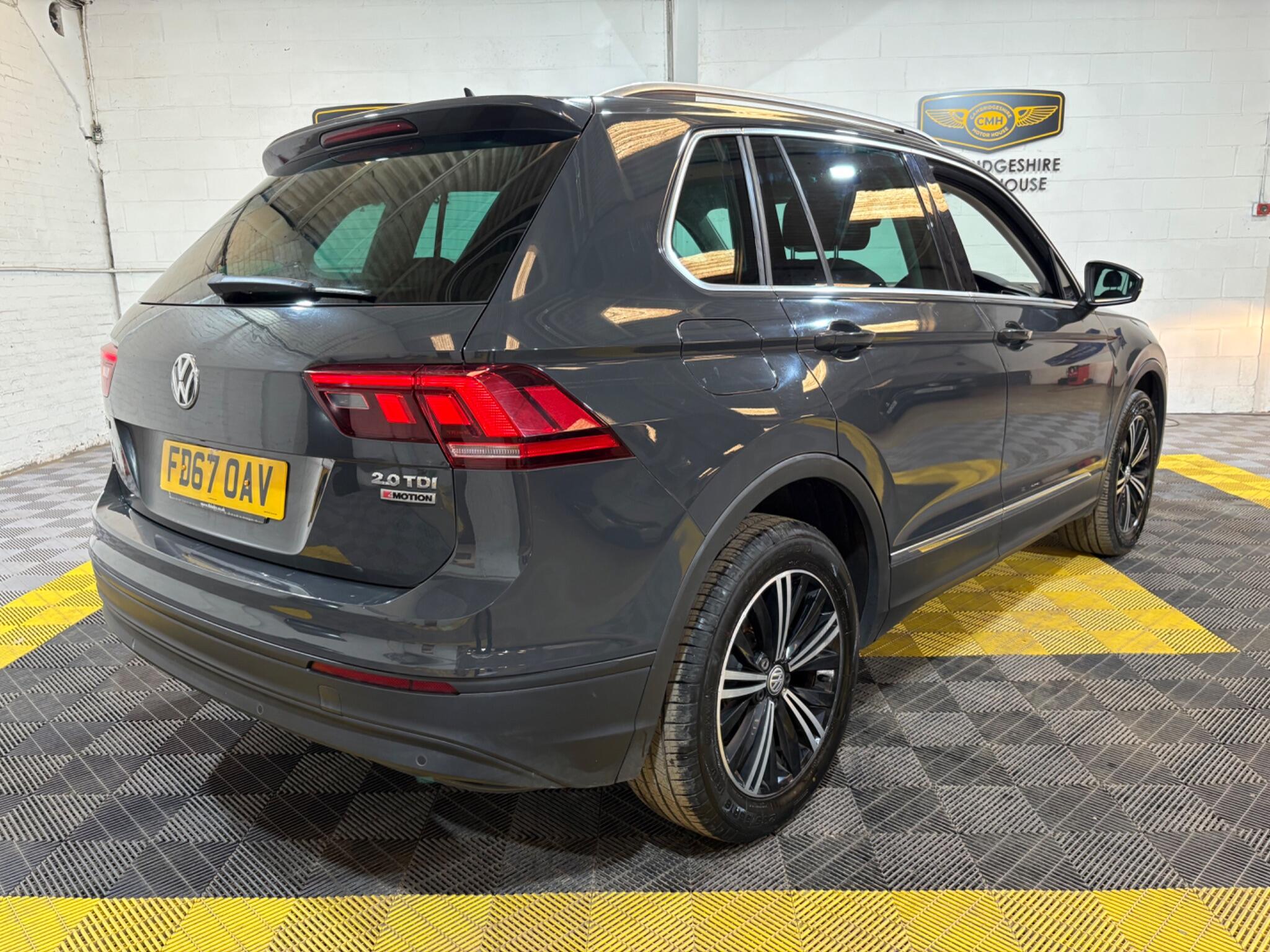 Volkswagen Tiguan view 4