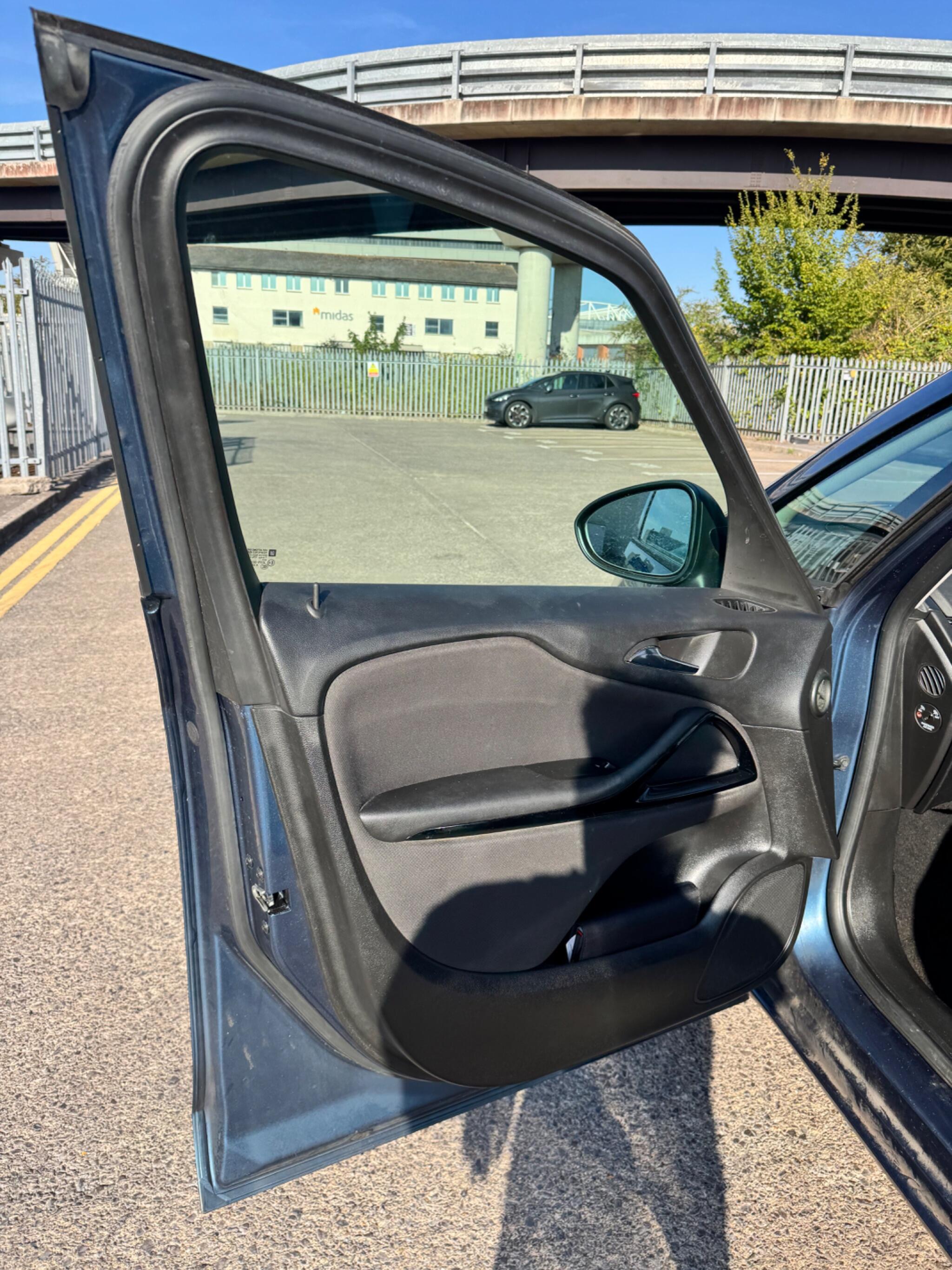 Vauxhall Zafira Tourer view 39