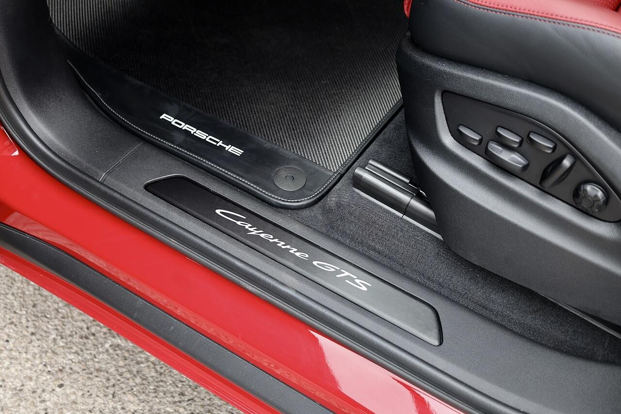 Porsche Cayenne view 25