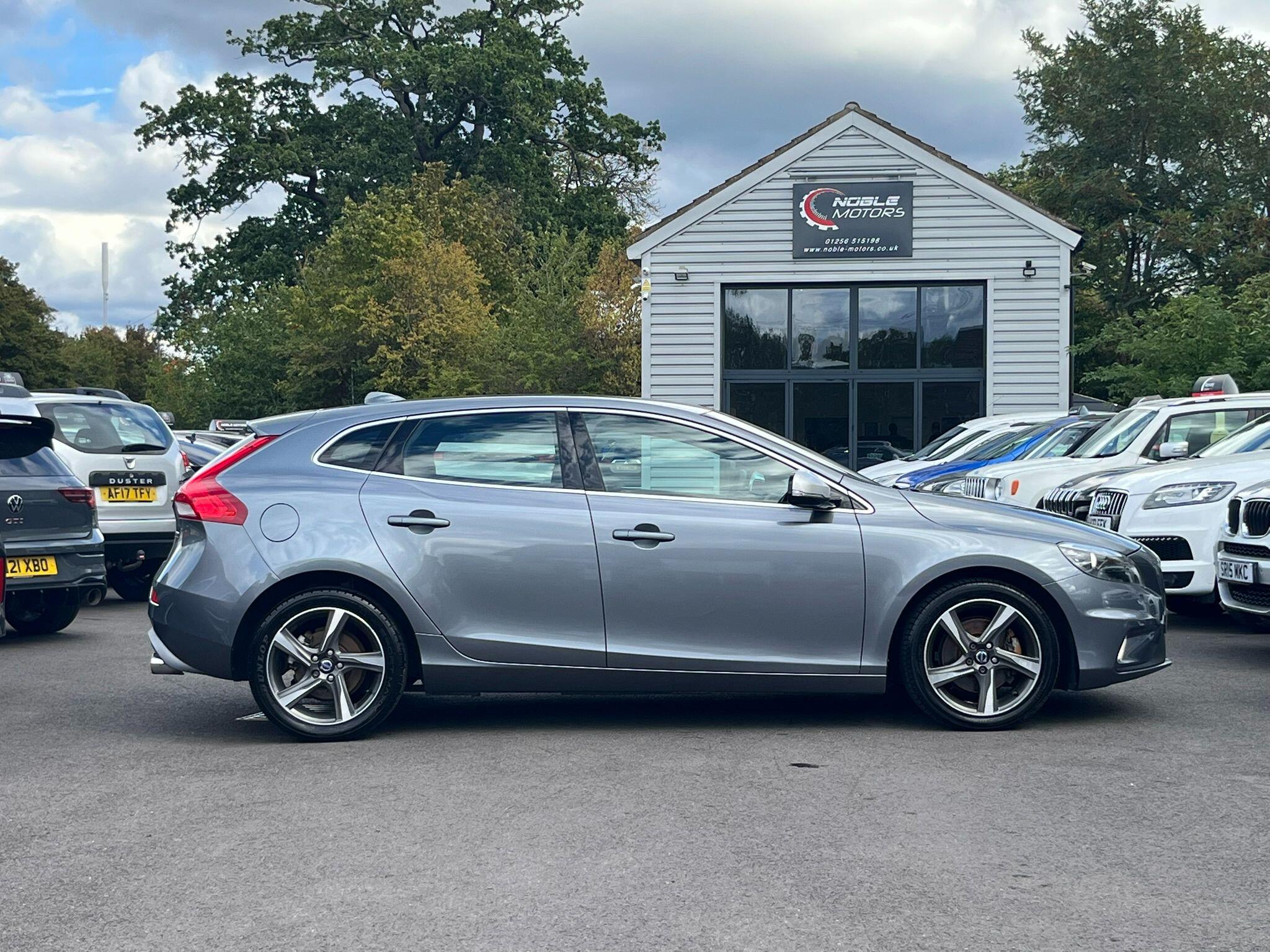 Volvo V40 view 8