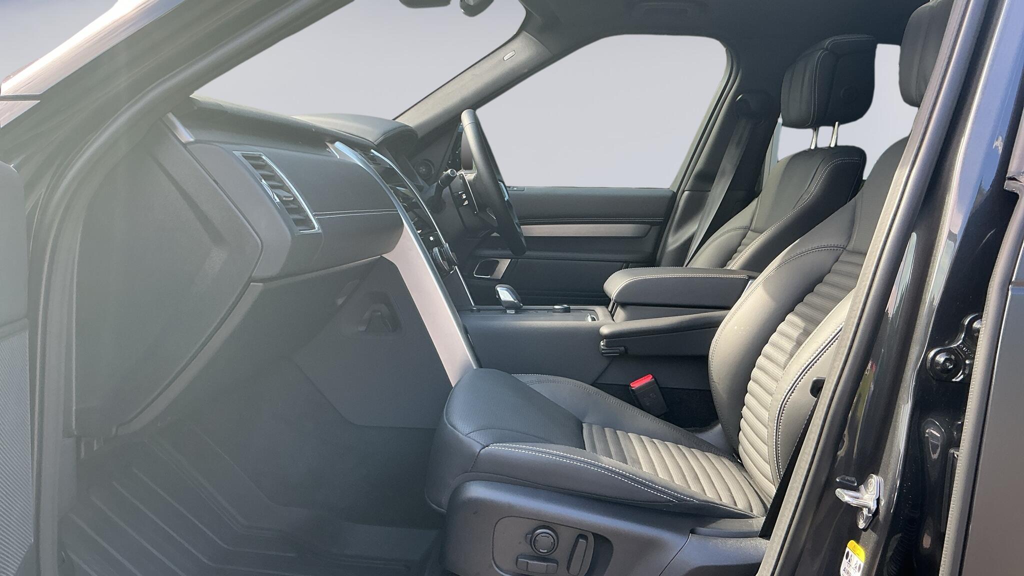 Land Rover Discovery view 3