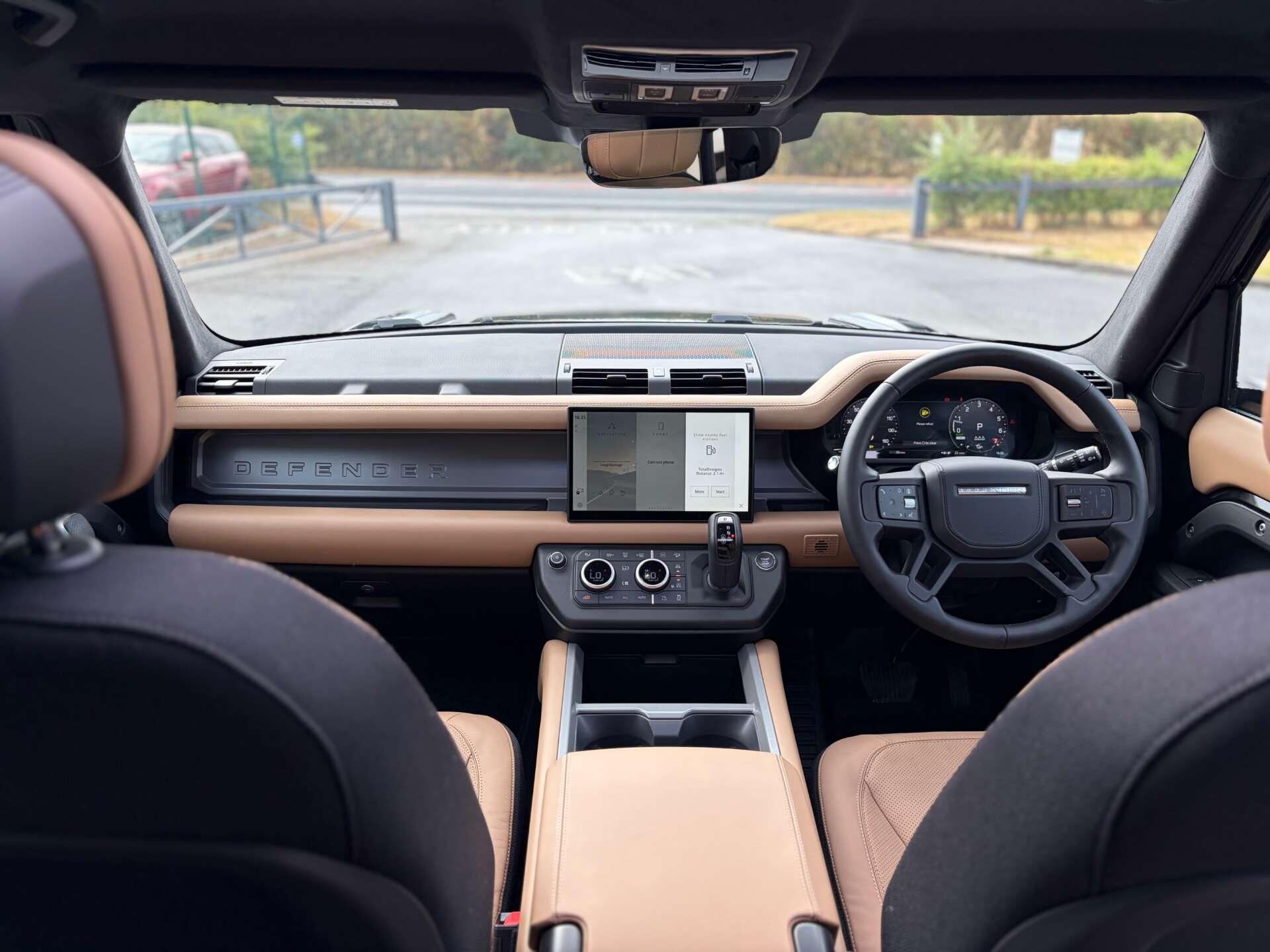 Land Rover Defender 110 view 34