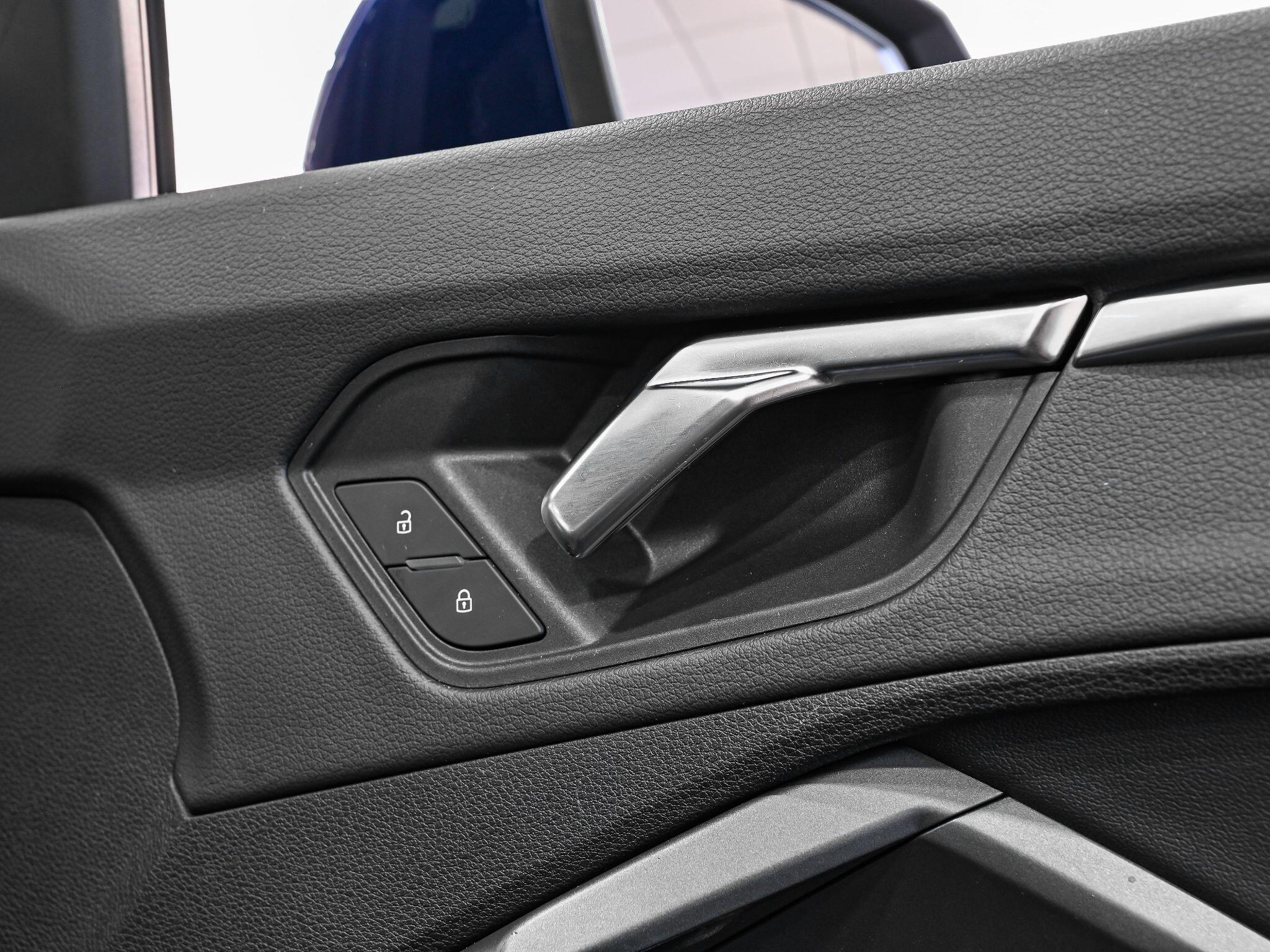 Audi Q3 view 24