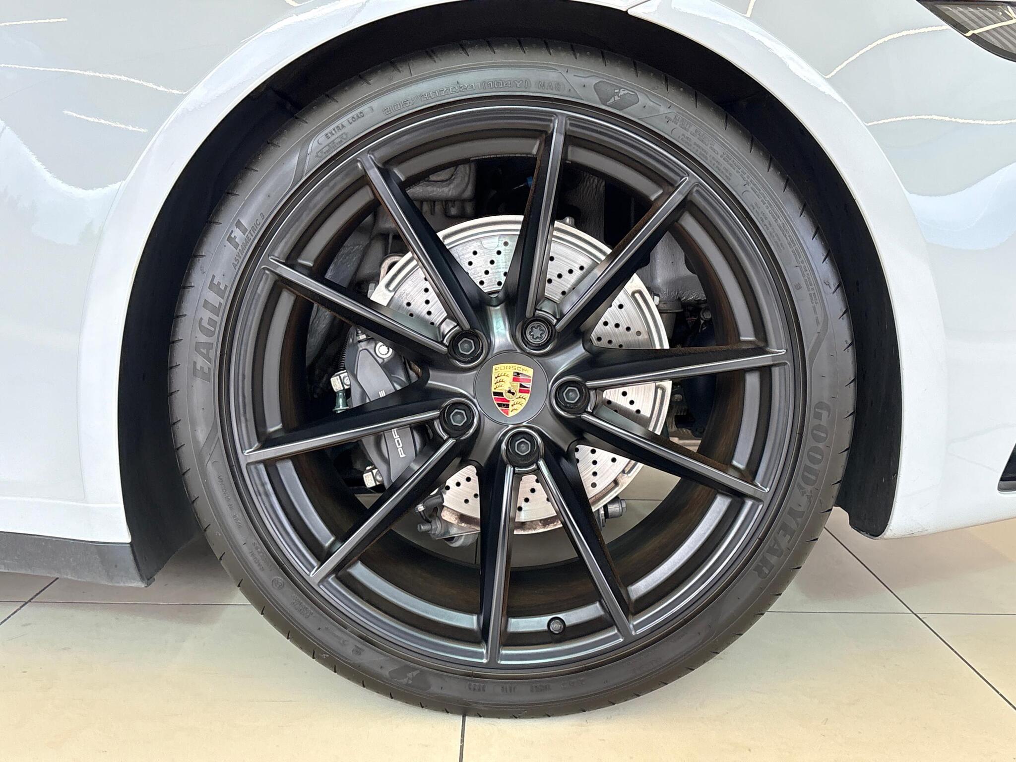Porsche 911 view 26
