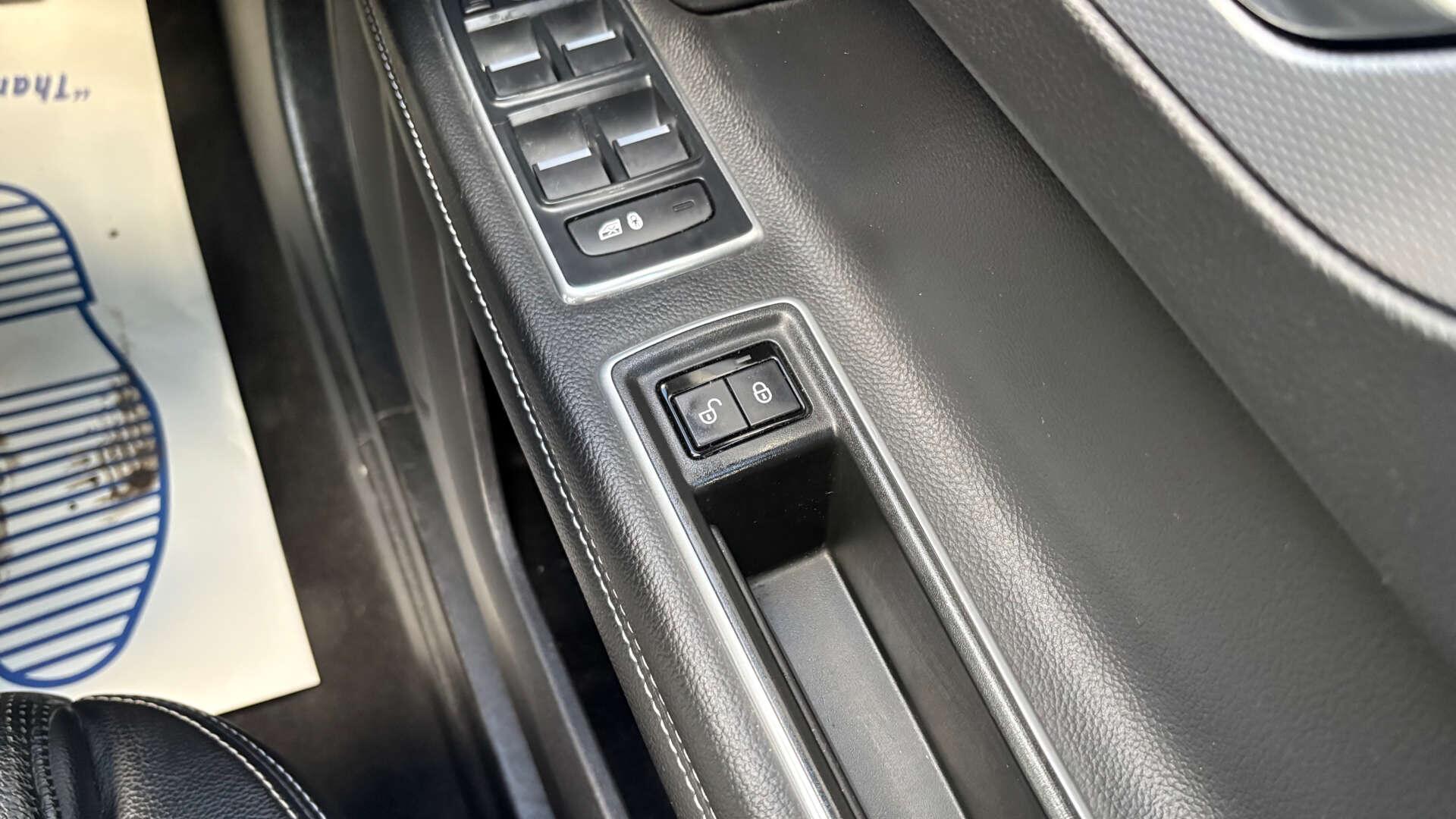 Jaguar XF view 27
