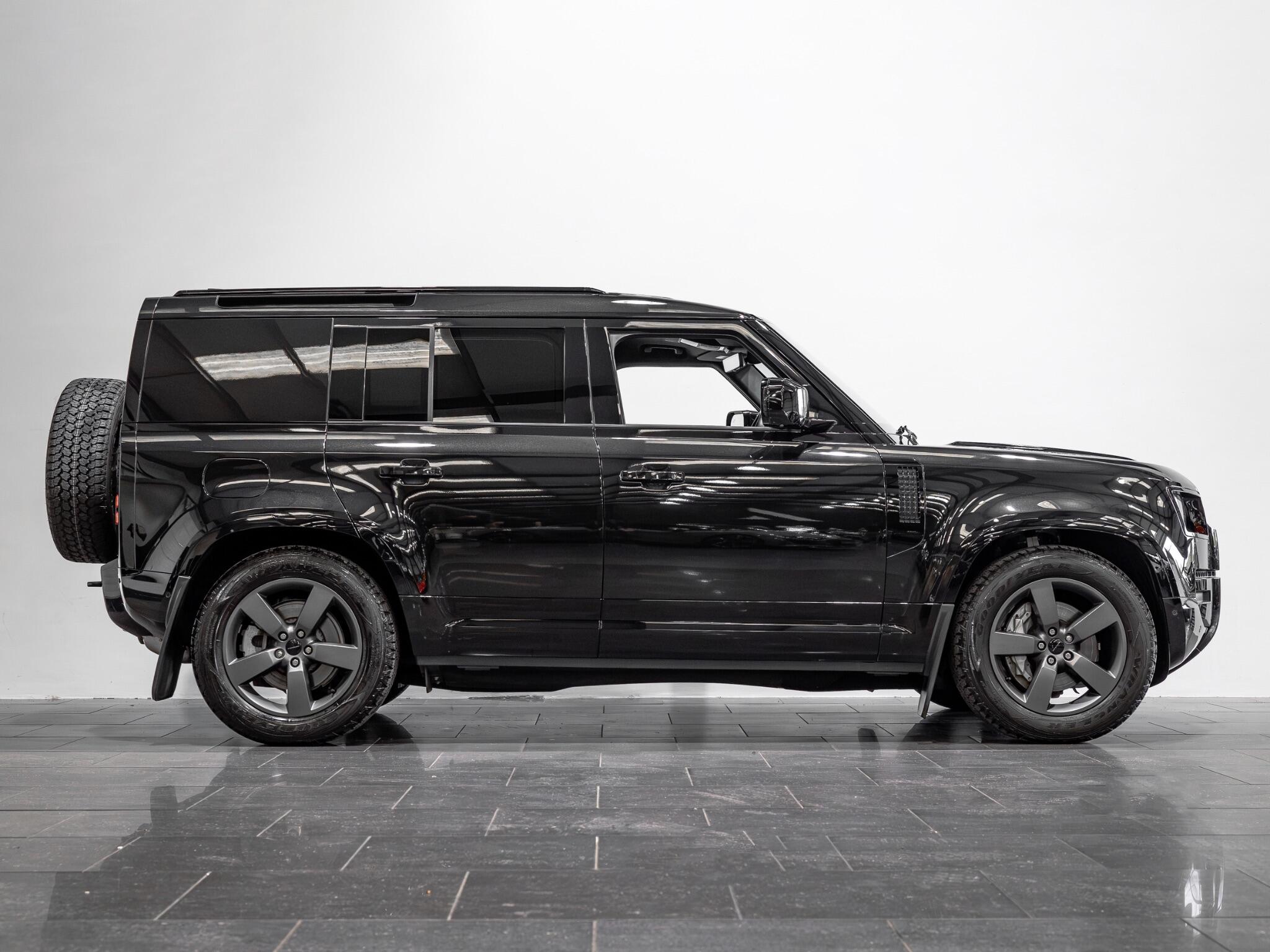 Land Rover Defender 110 view 7