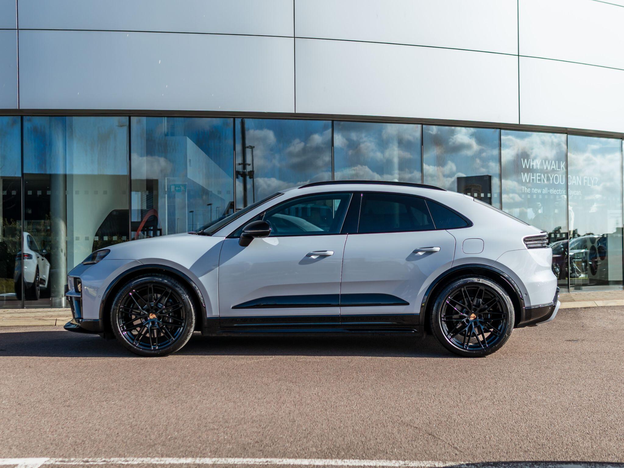 Porsche Macan view 4