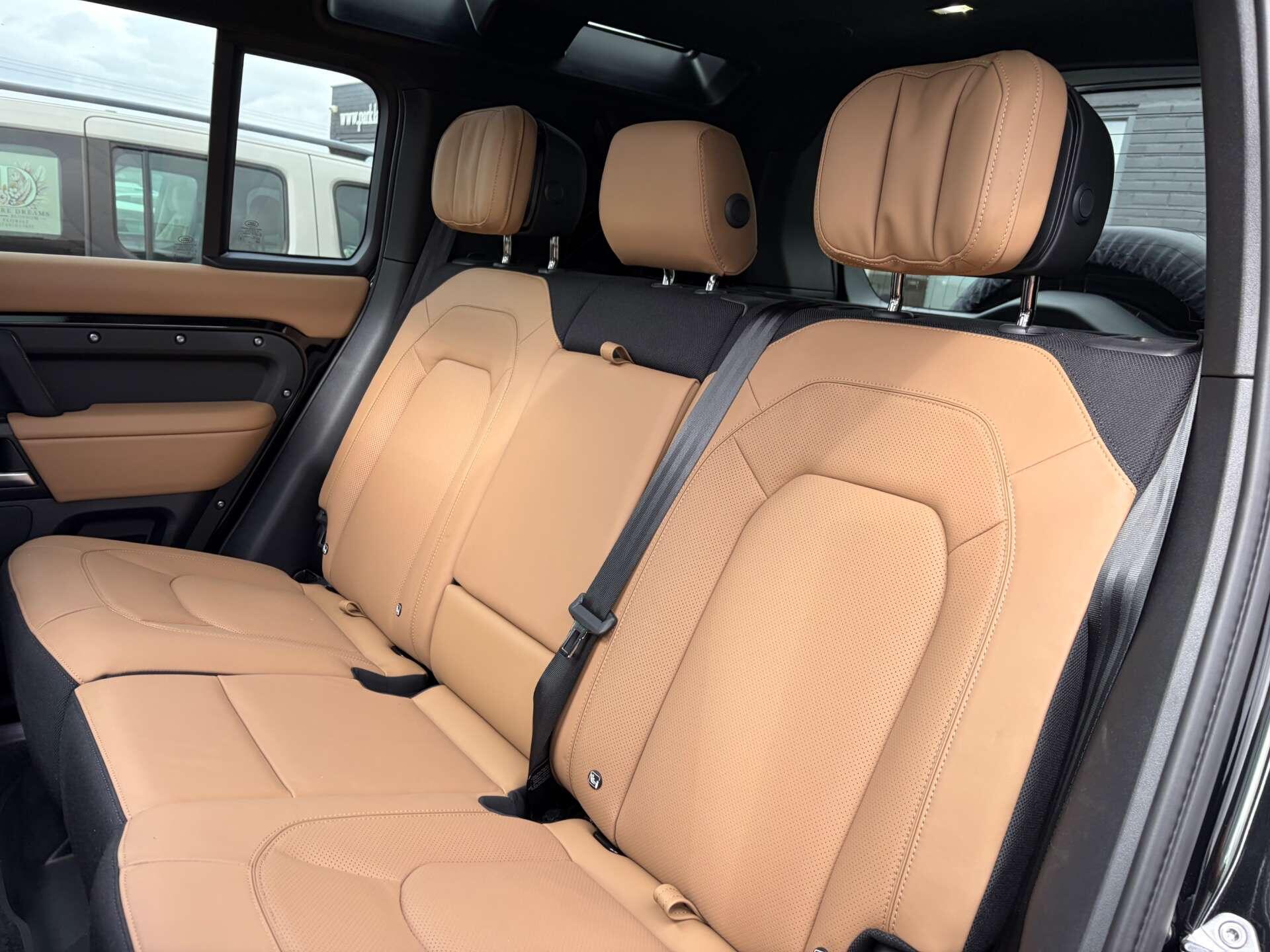 Land Rover Defender 110 view 23